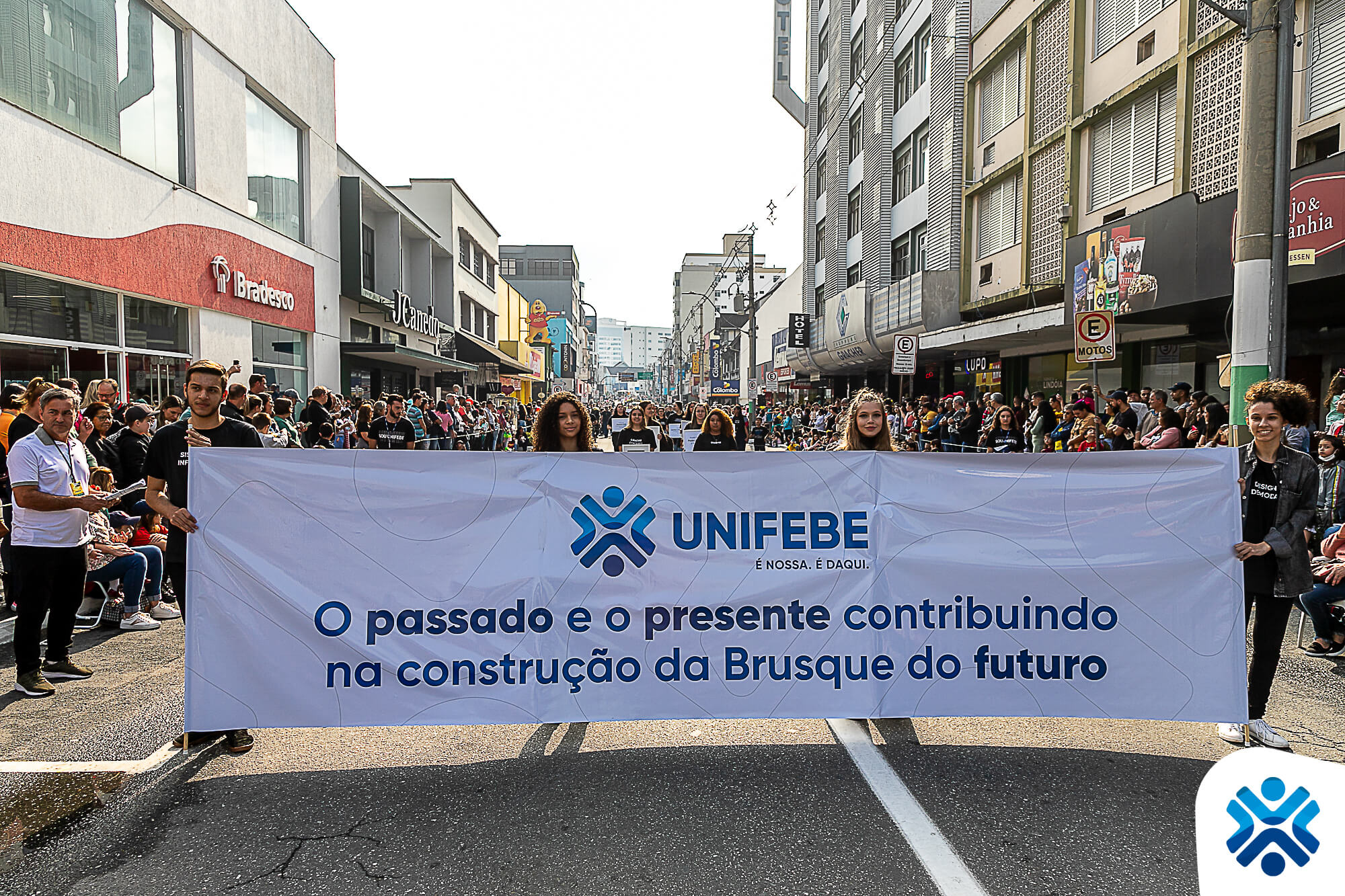 Desfile em comemoração aos 162 anos de Brusque