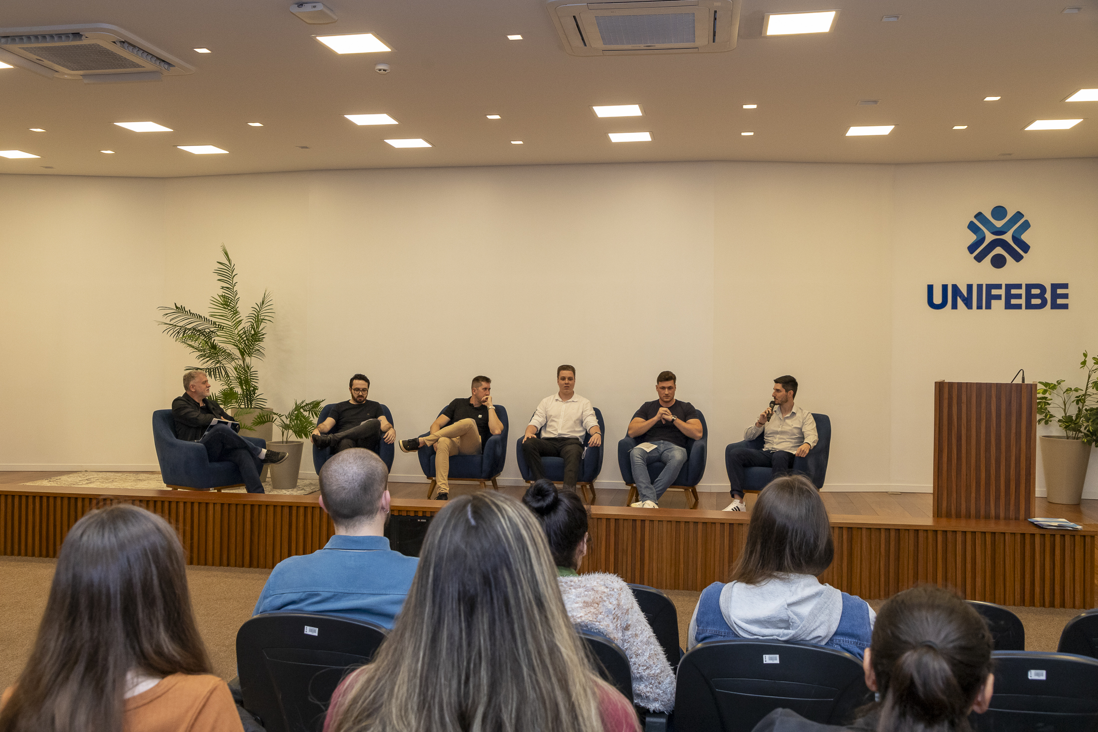 Bate-papo com egressos de Ciências Contábeis apresenta investimentos no mercado financeiro