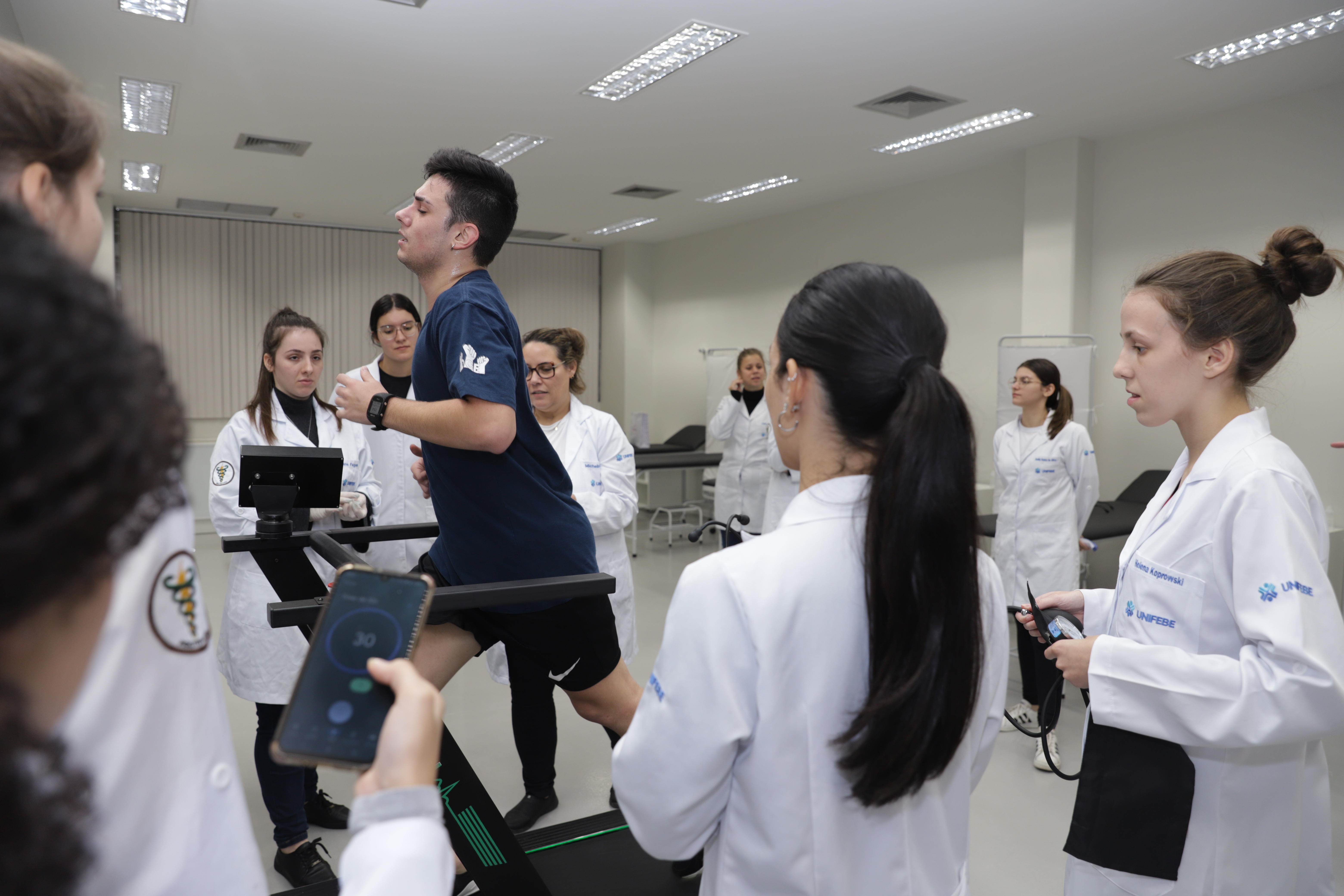 Fisiologia do Exercício mobiliza acadêmicos de Fisioterapia da UNIFEBE em aula prática