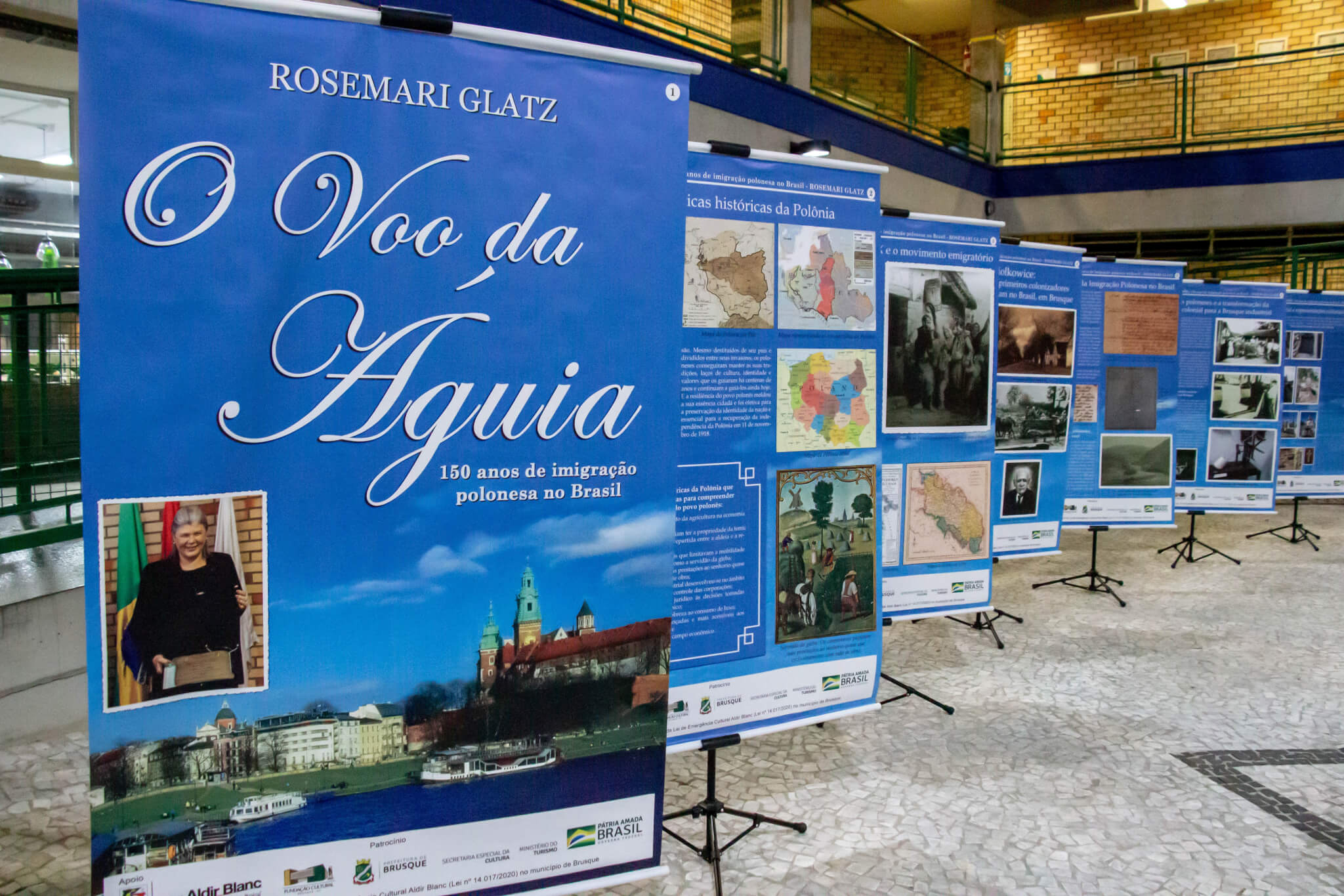 UNIFEBE recebe exposição “O Voo da Águia: 150 anos de imigração polonesa no Brasil”