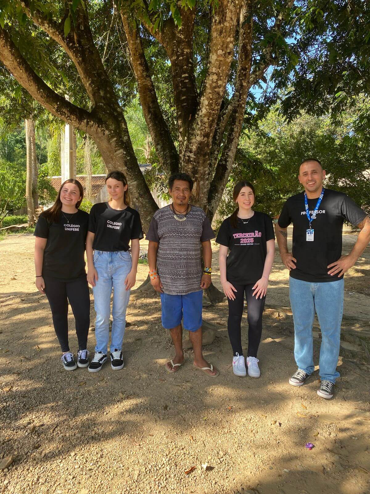 Estudantes do Colégio UNIFEBE fazem visita à aldeia de Major Gercino