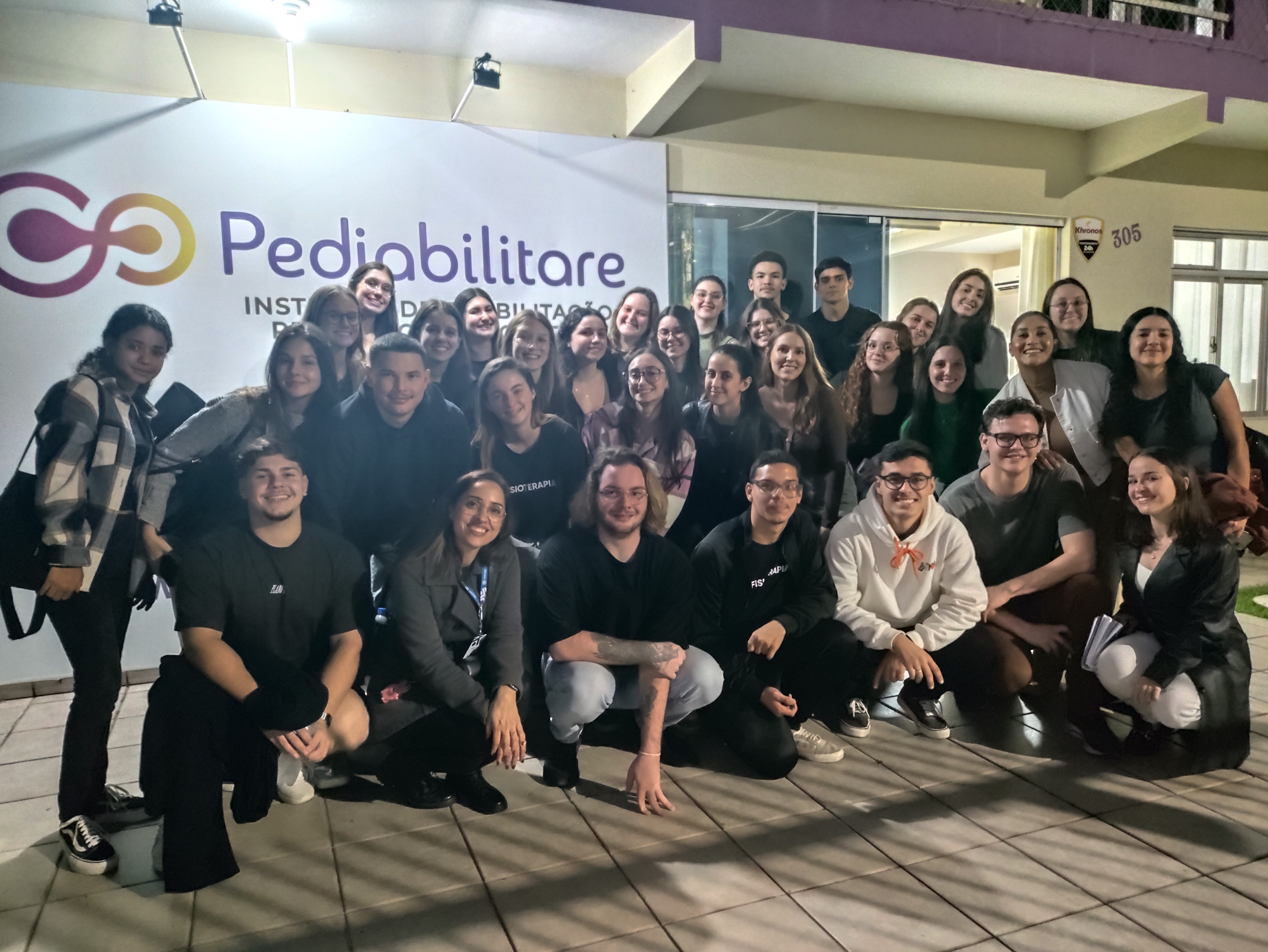 Visita técnica aproxima acadêmicos de Fisioterapia da UNIFEBE da reabilitação pediátrica