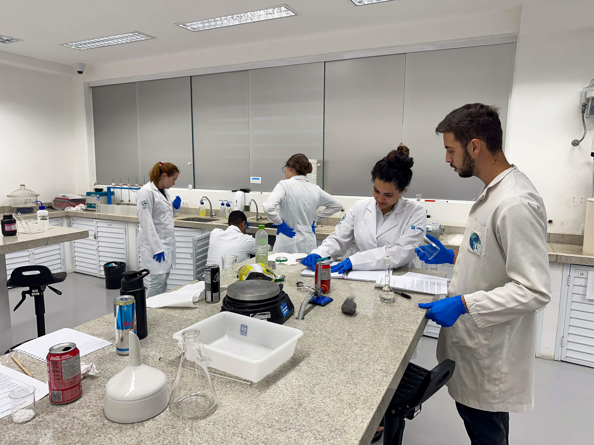Acadêmicos da UNIFEBE aprimoram conhecimentos laboratoriais em aulas práticas