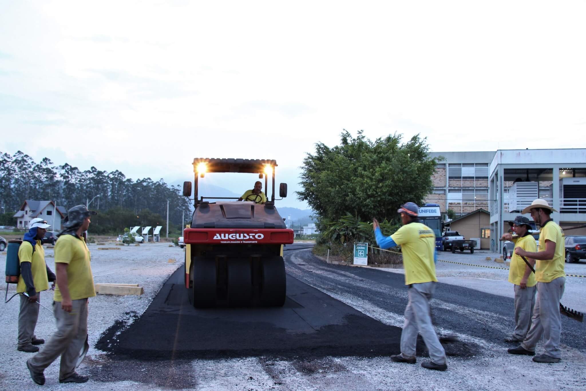 Parte do estacionamento é asfaltada