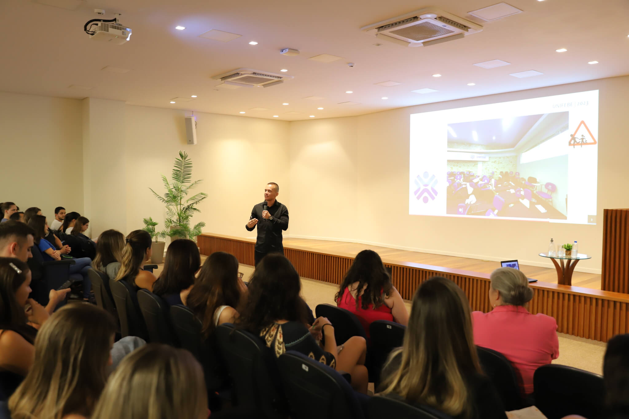 Mais de 2,5 mil estudantes participam de treinamento sobre protocolos de segurança na UNIFEBE