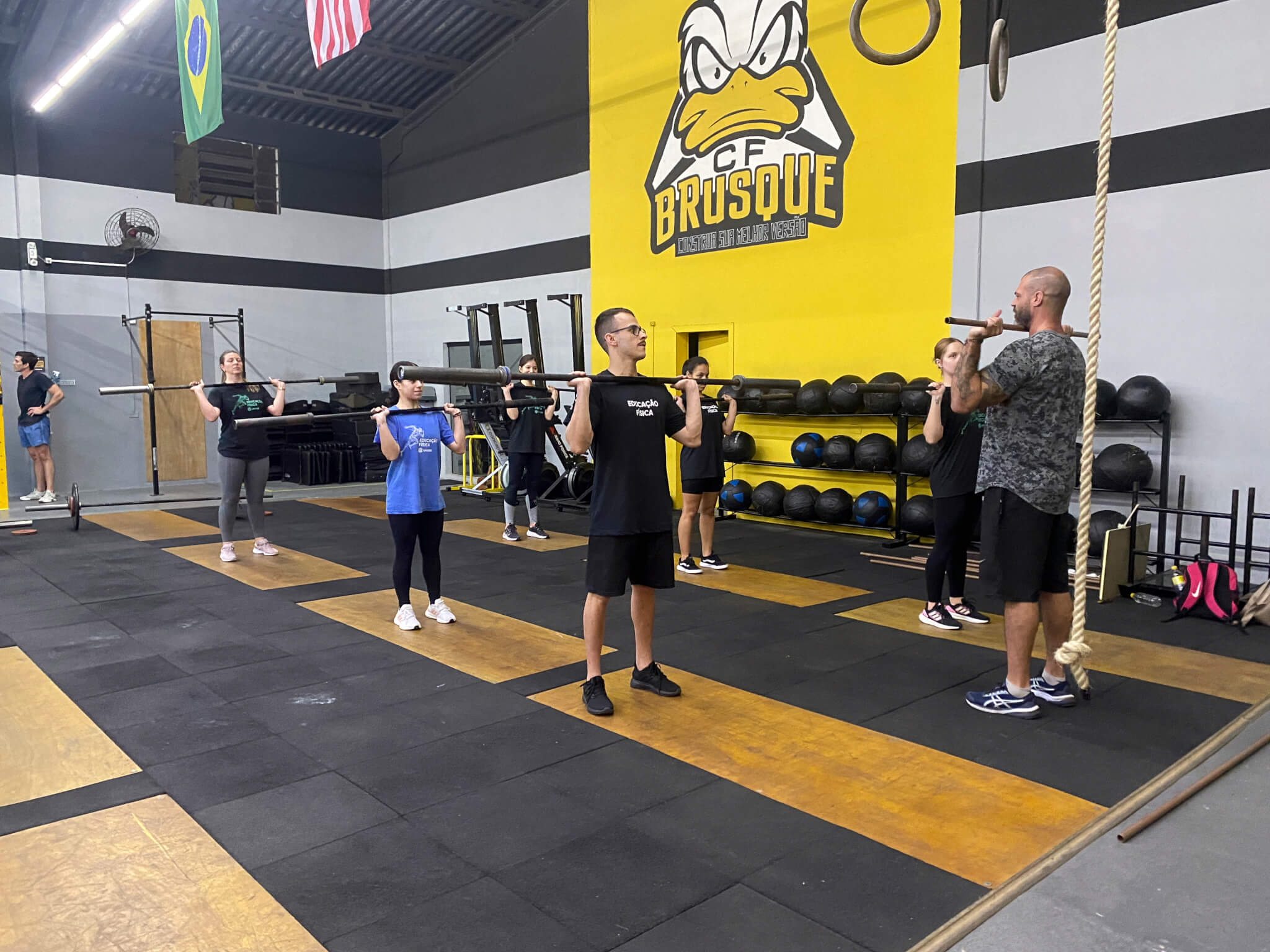 Acadêmicos do Bacharelado em Educação Física realizam visita técnica com foco no CrossFit