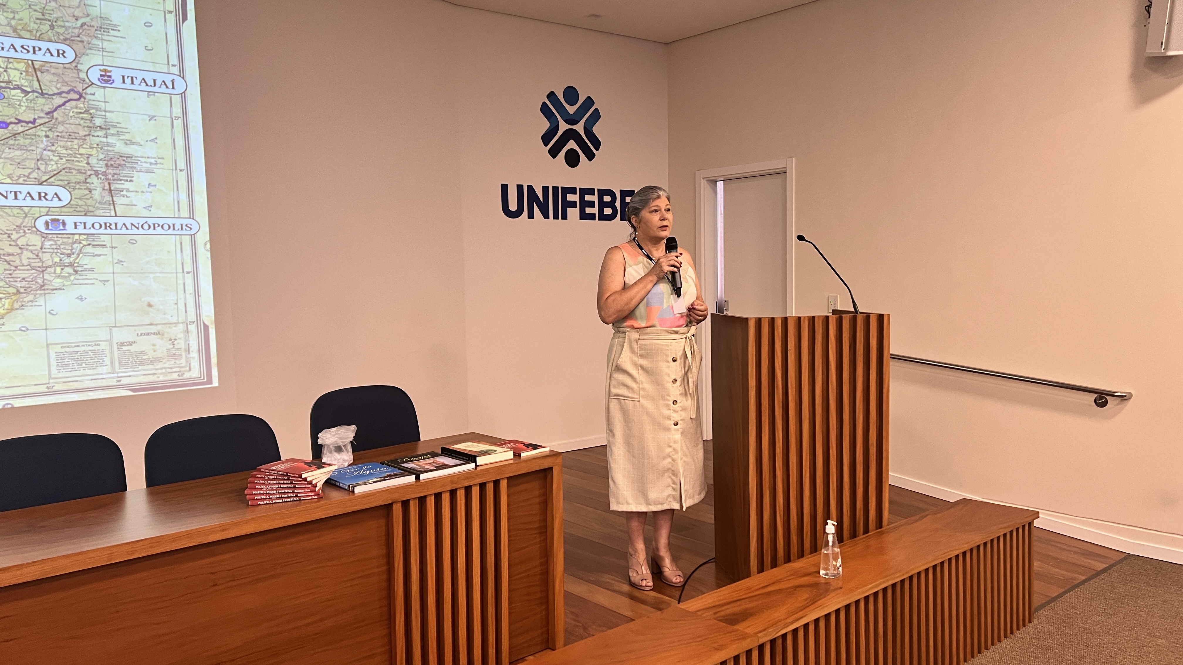 Reitora da UNIFEBE palestra aos alunos do Colégio UNIFEBE sobre a identidade sociocultural de Brusque