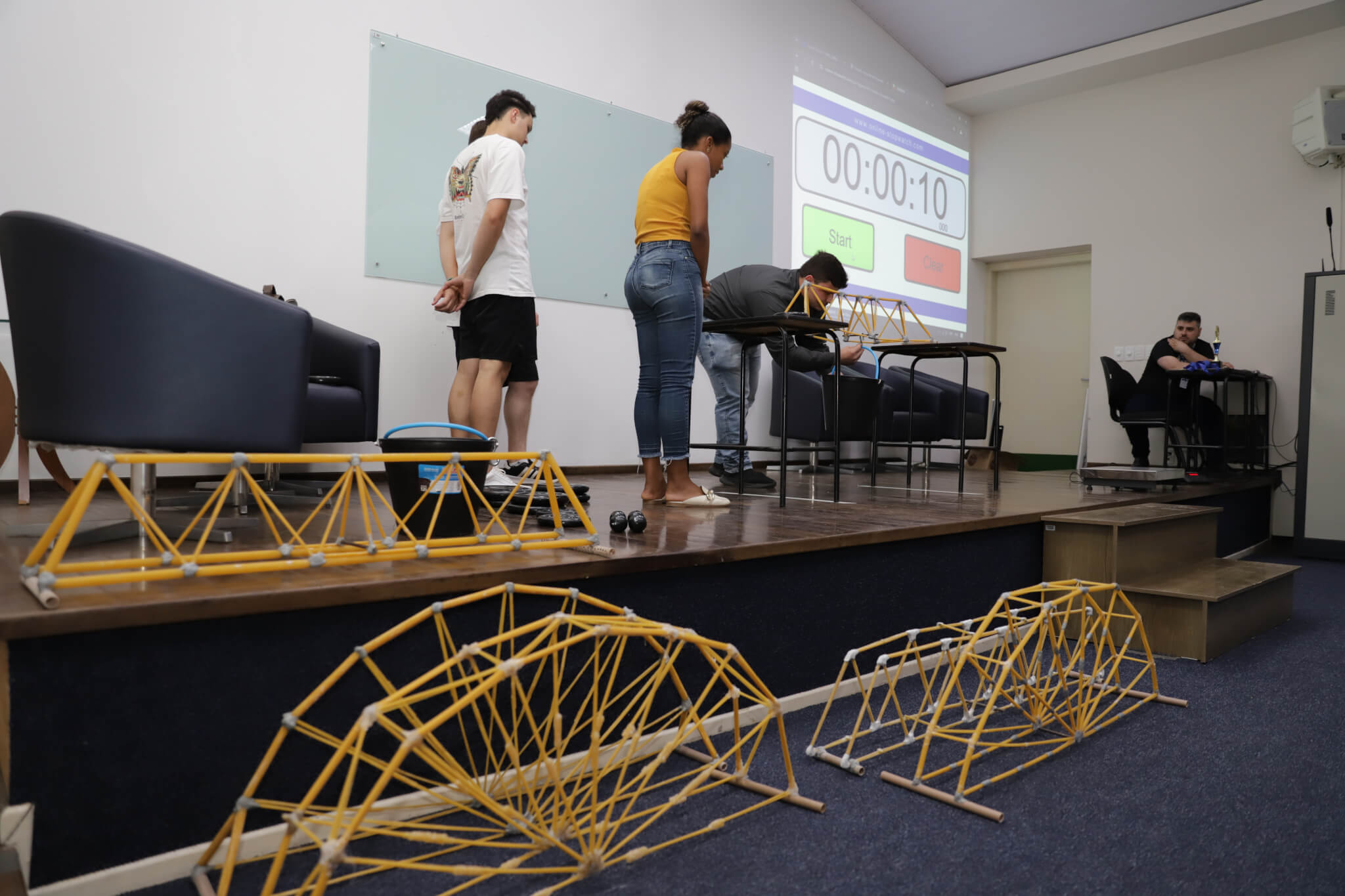 Desafio Ponte de Macarrão põe estruturas desenvolvidas por acadêmicos da UNIFEBE à prova