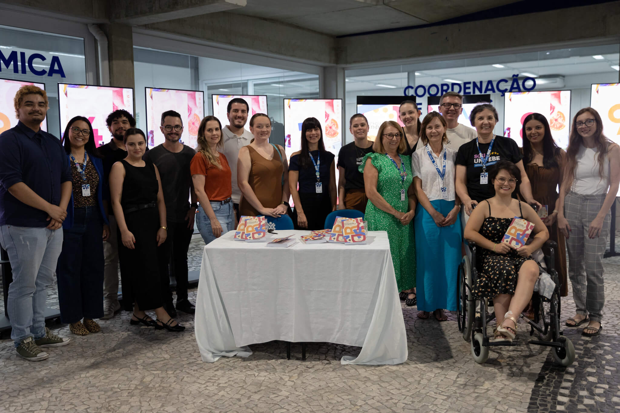 Produzido por professores e egressos da UNIFEBE, livro Pesquisa Linguística é lançado no Átrio