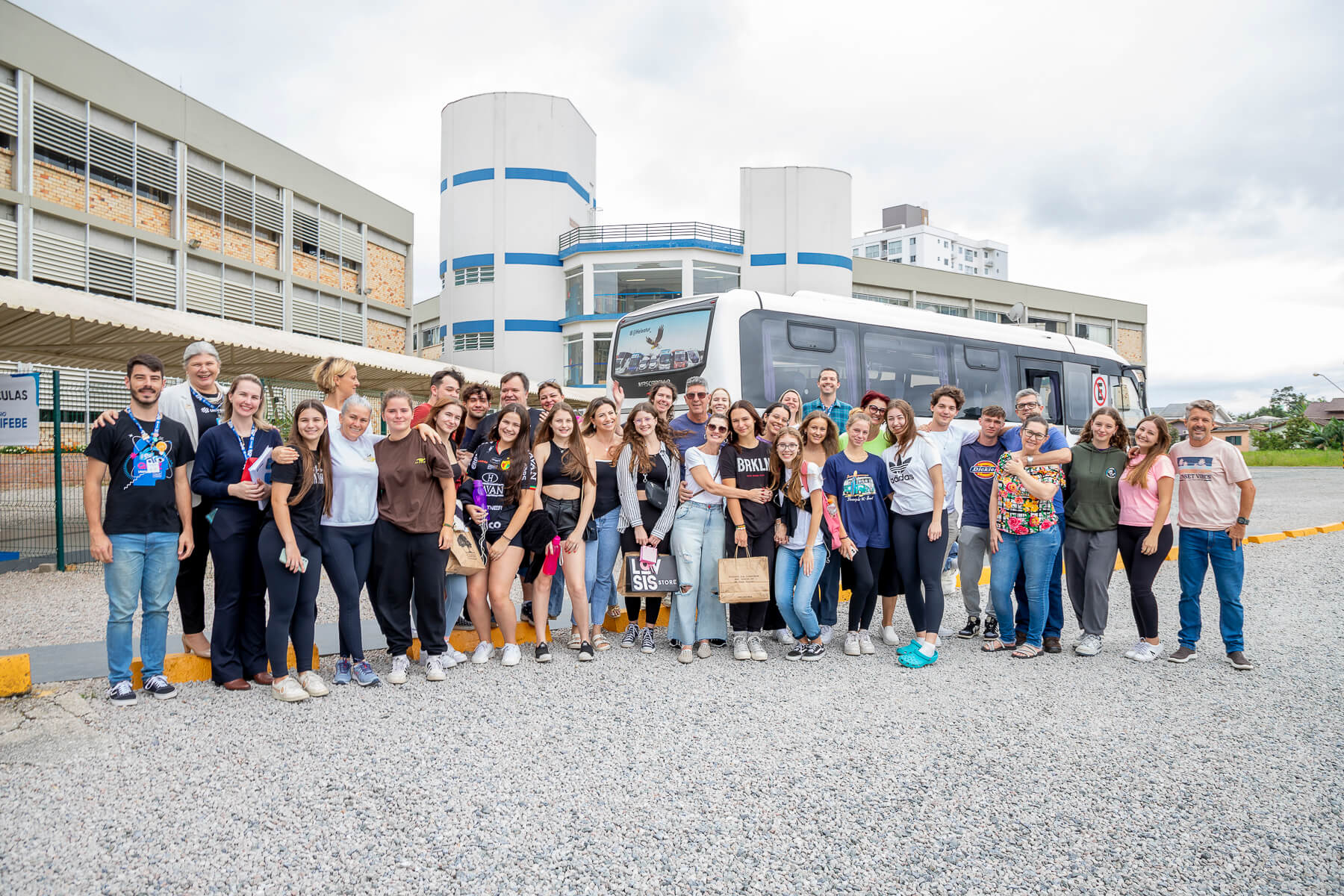 Familiares e estudantes do Colégio UNIFEBE se despedem de intercambistas alemães