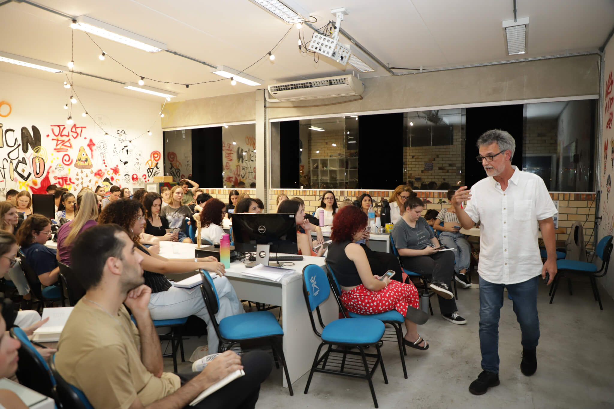 Cursos de Publicidade e Propaganda e Design Gráfico da UNIFEBE recebem Stalimir Vieira no Café com Mercado