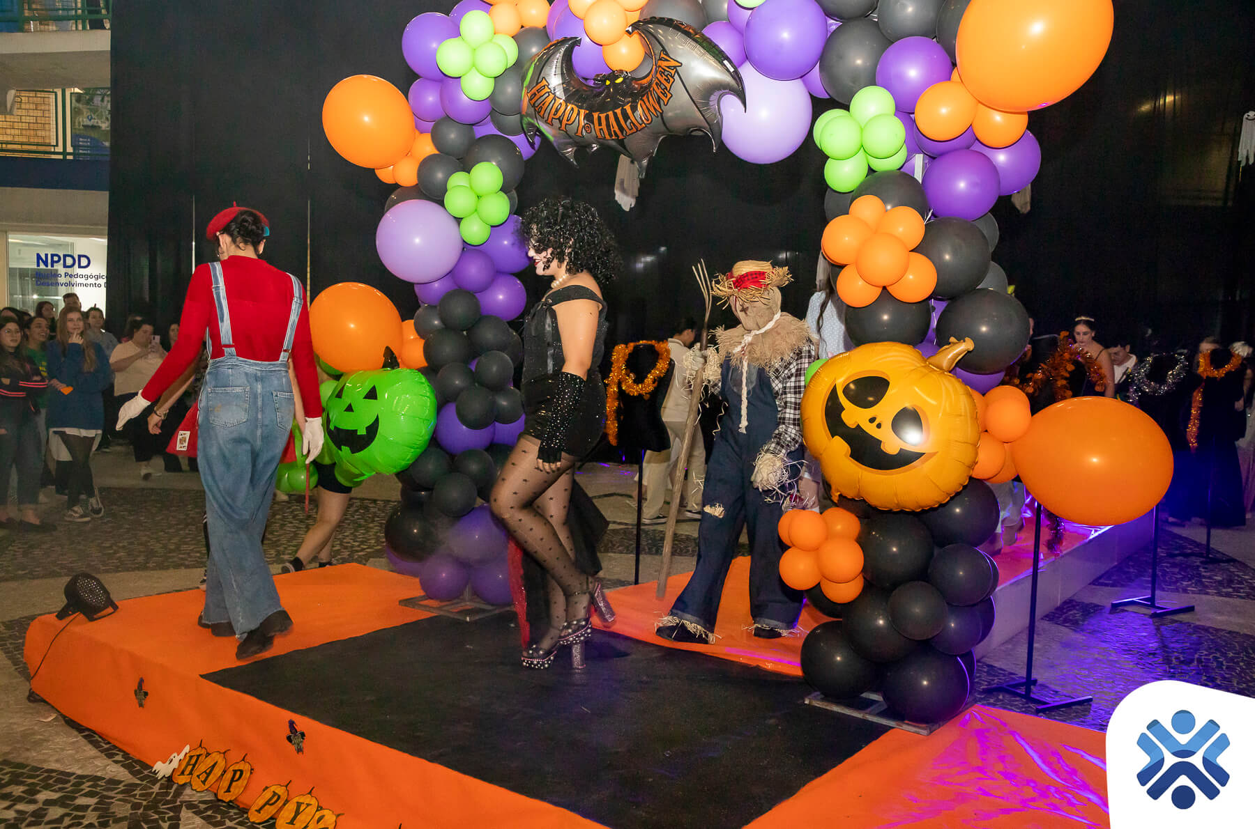 Fantasias de Halloween confeccionadas pelos próprios acadêmicos são desfiladas pelo curso de Design de Moda