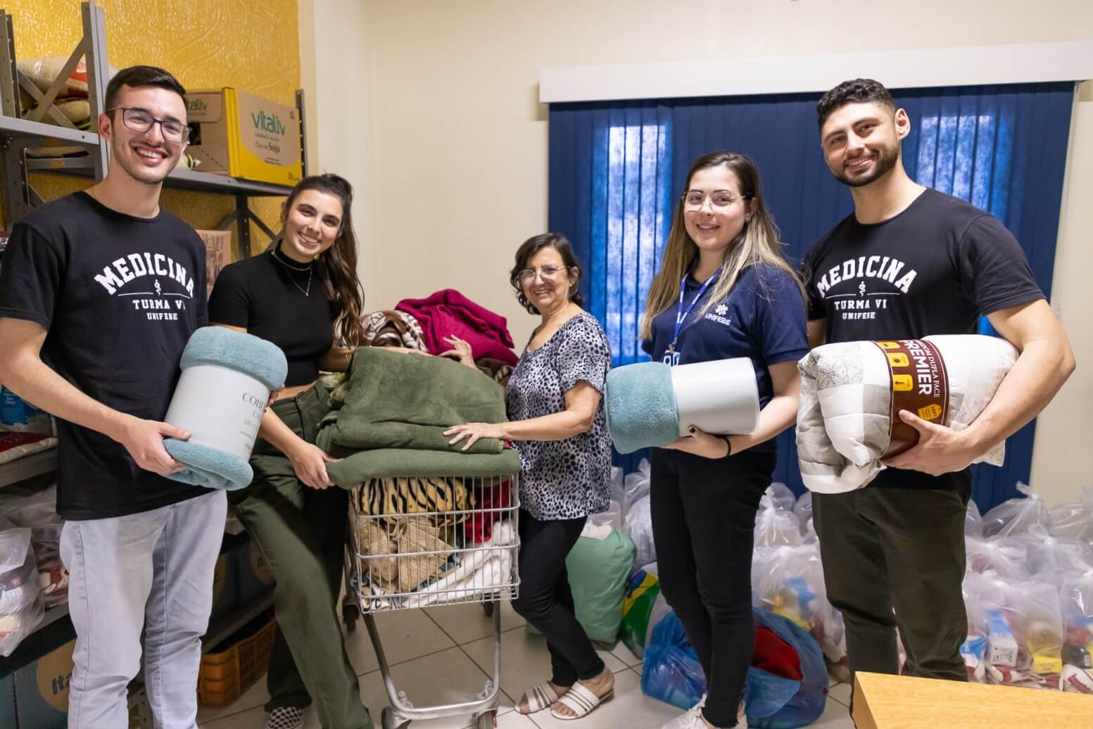 UNIFEBE doa mais de 200 cobertores arrecadados na campanha Aqueça o Inverno de Alguém