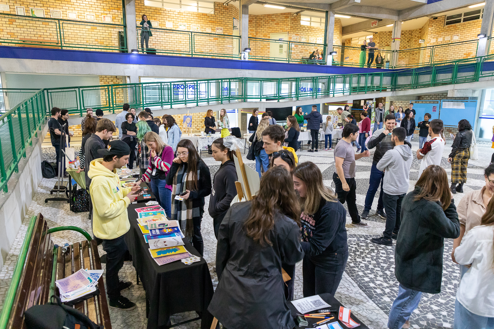 Produtos produzidos por acadêmicos de Design Gráfico são comercializados em feira