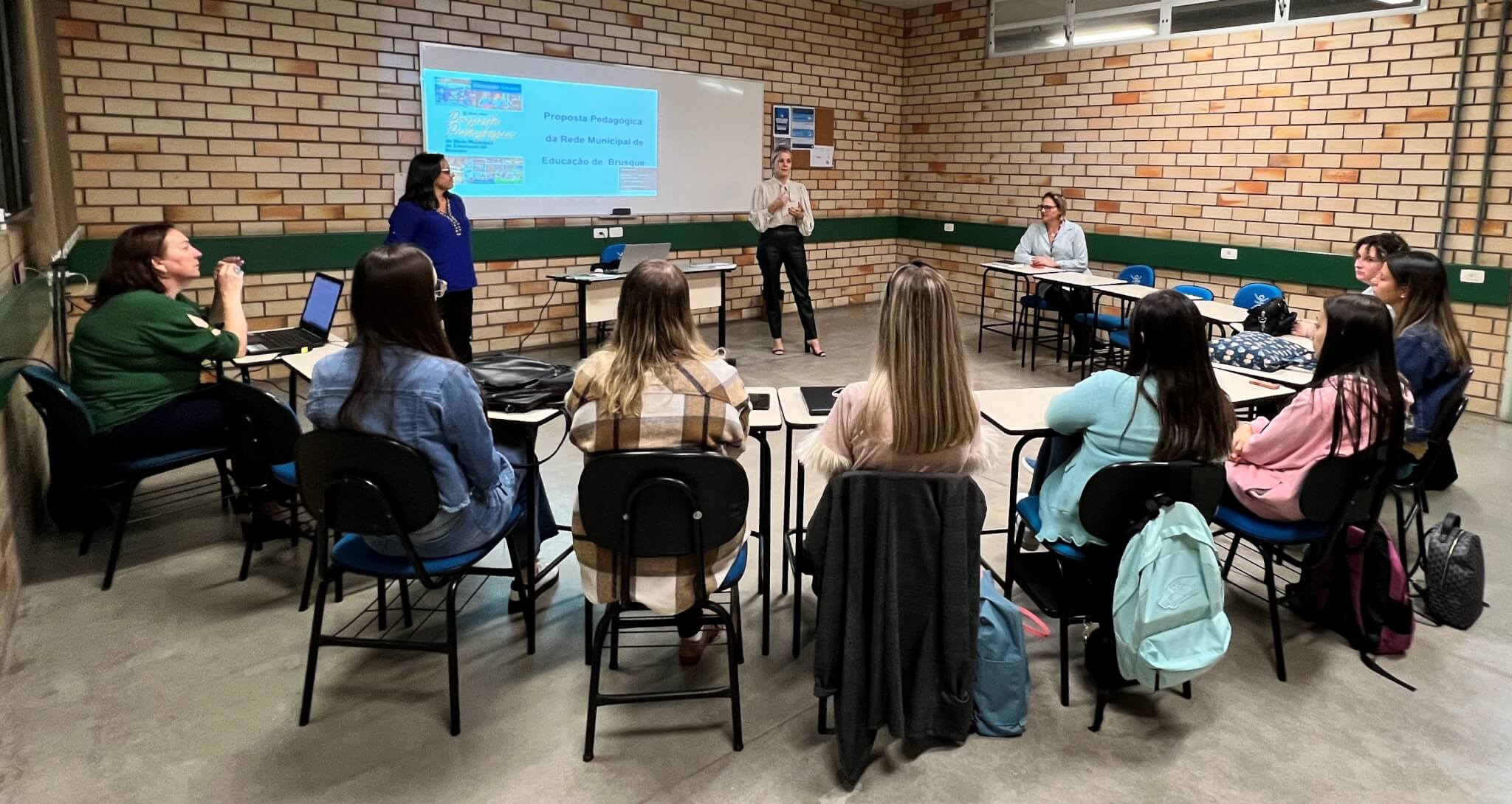 Práticas pedagógicas da Educação Infantil da rede municipal de ensino são apresentadas às acadêmicas de Pedagogia da UNIFEBE