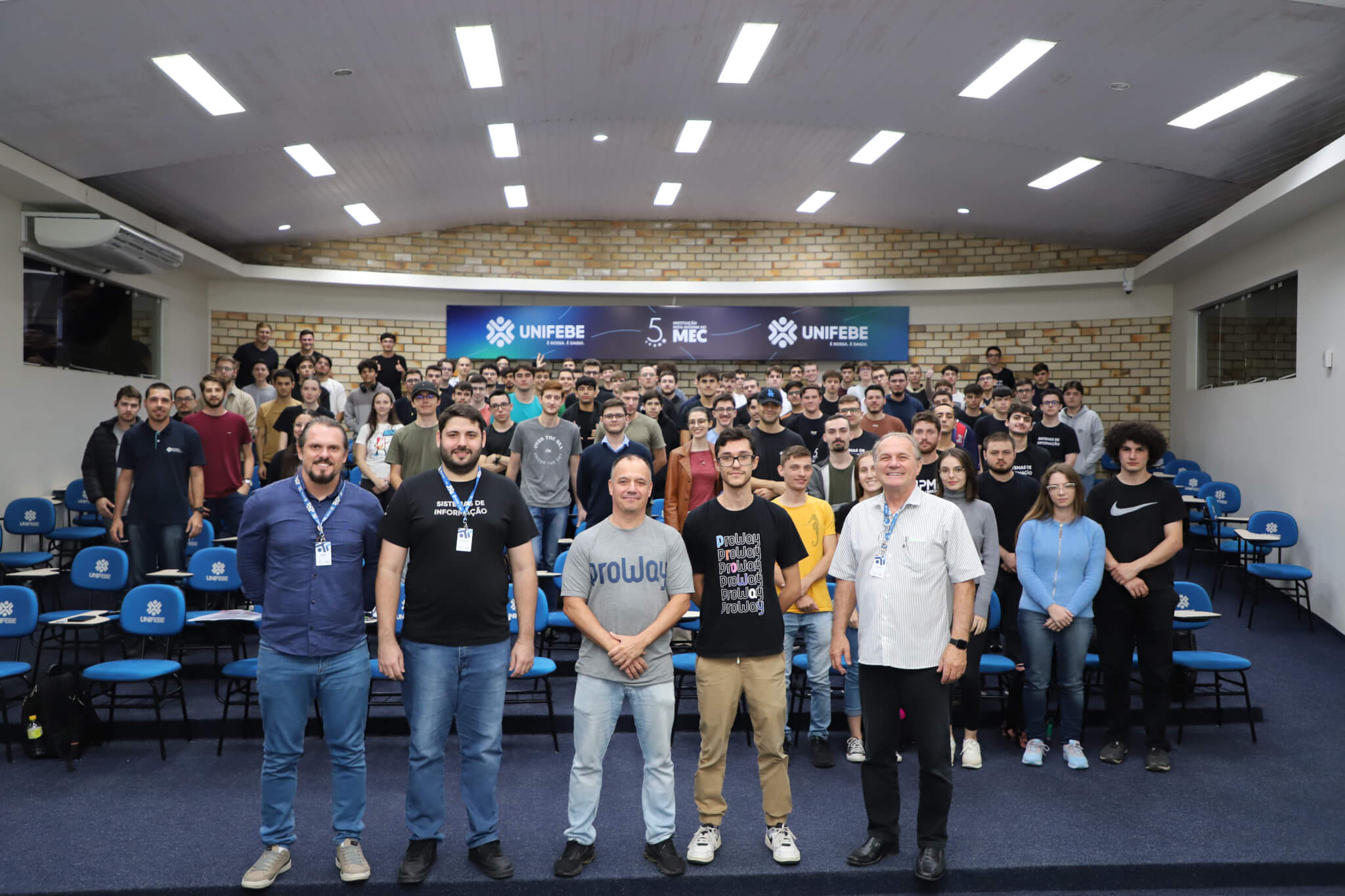 Programa para formação de profissionais na área da tecnologia é apresentado aos acadêmicos de Sistemas de Informação da UNIFEBE