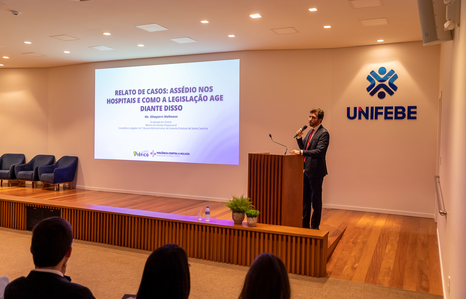 Simpósio organizado por acadêmicos de Medicina discute questões sobre a violência contra mulheres