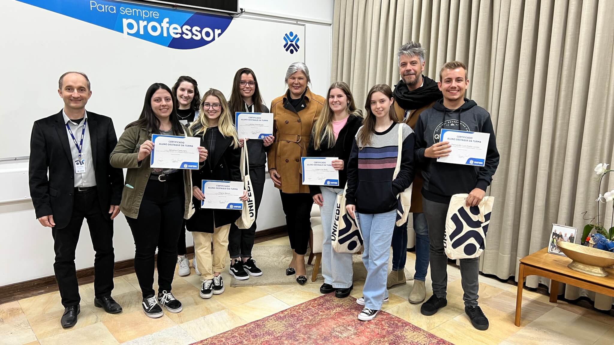 Projetos Olhos de Tandera e Galo Herói premiam acadêmicos de Design Gráfico e Publicidade e Propaganda com melhores médias semestrais