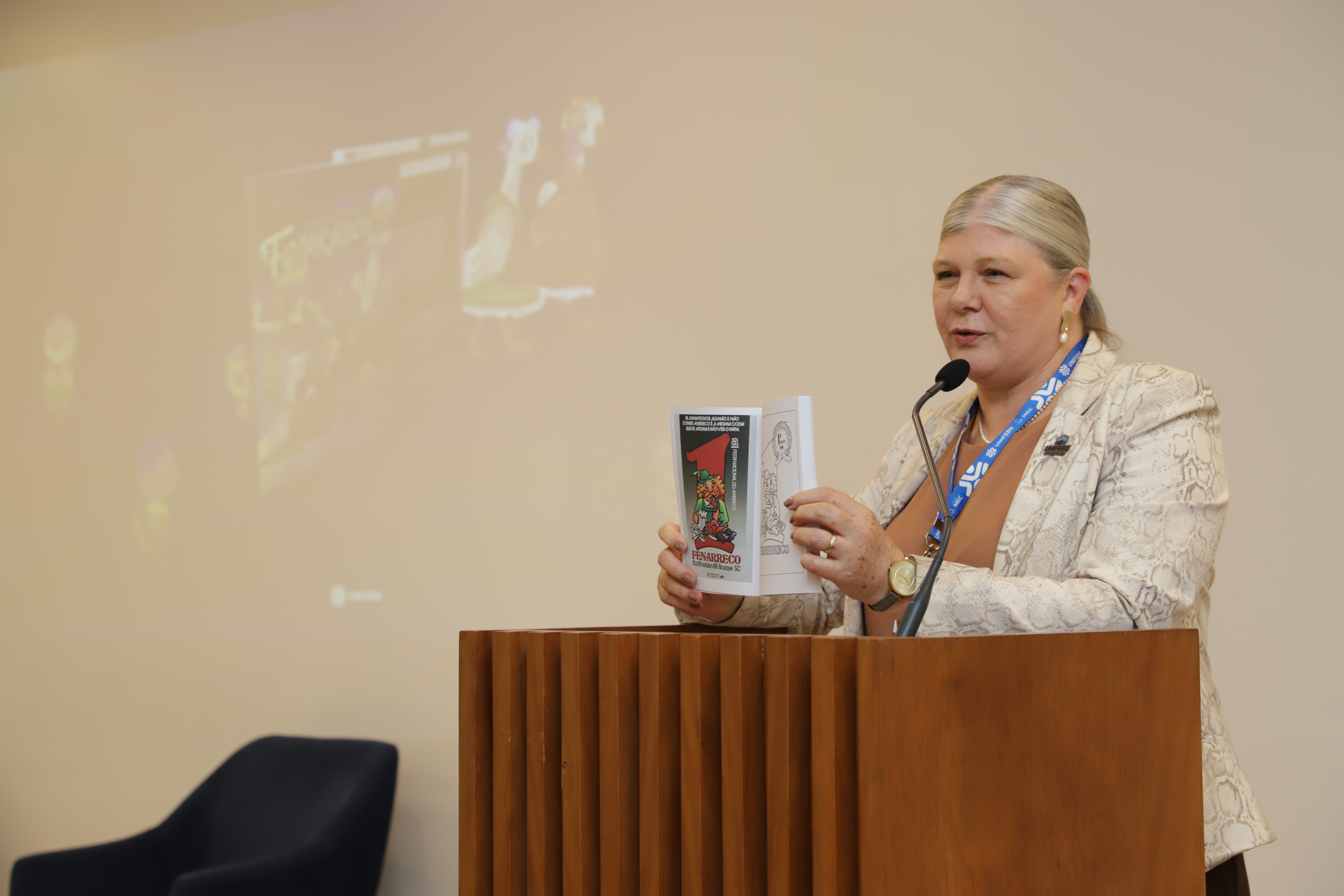 Editora da UNIFEBE lança livro de colorir sobre a história da Fenarreco