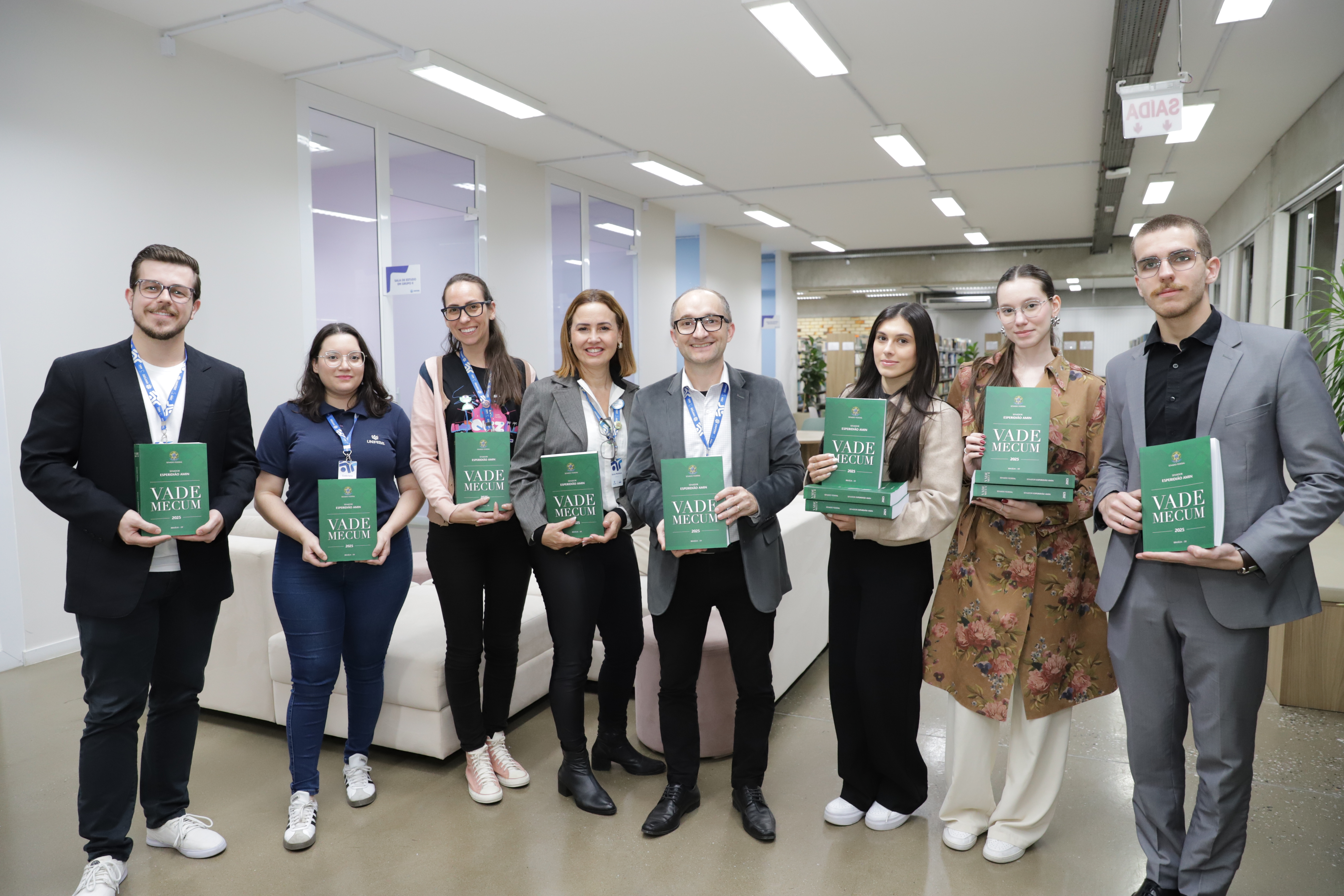 Centro Acadêmico de Direito doa exemplares de Vade Mecum para a Biblioteca da UNIFEBE