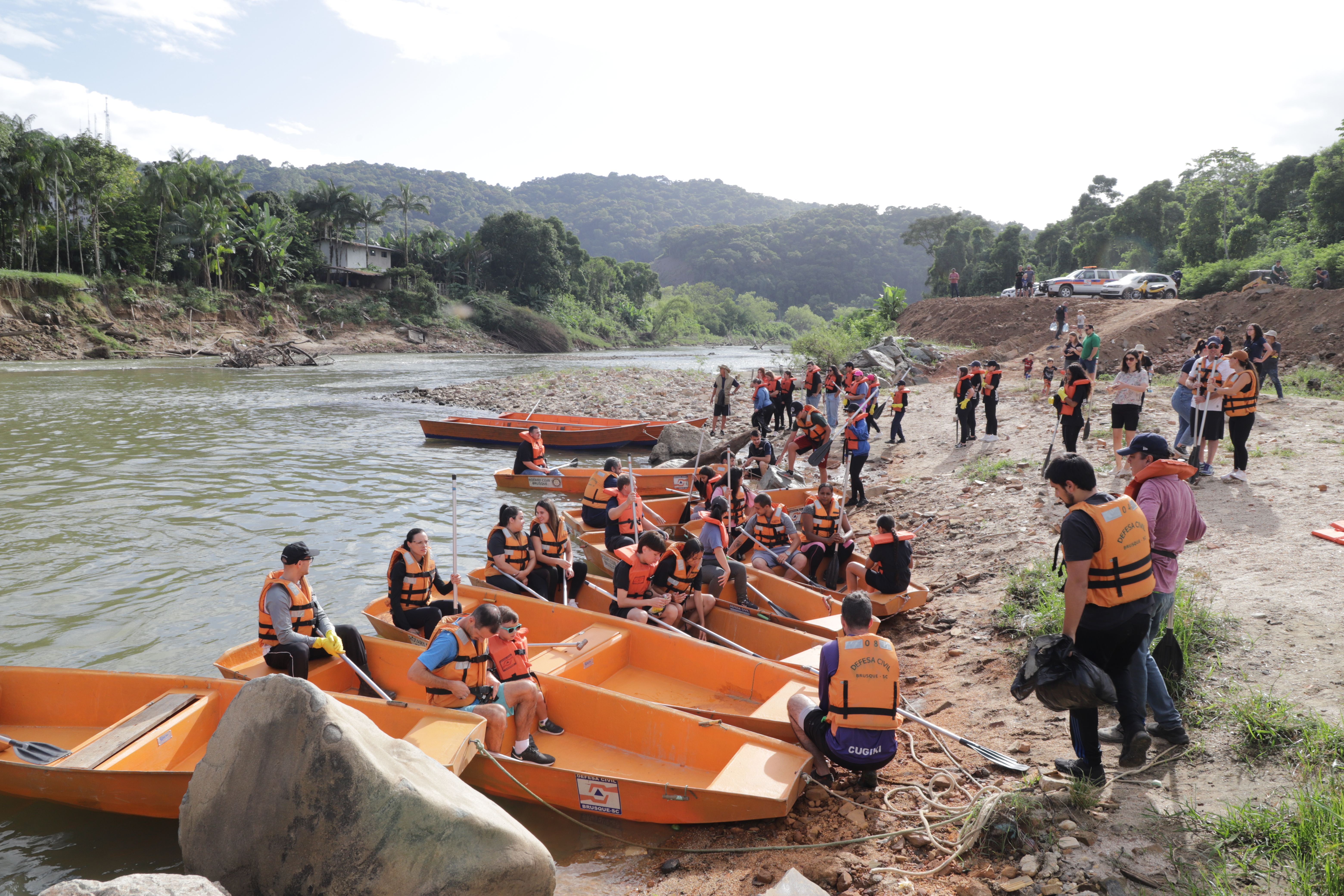 XI Descida do Rio Itajaí-Mirim promove coleta de resíduos e prestação de serviços pela UNIFEBE