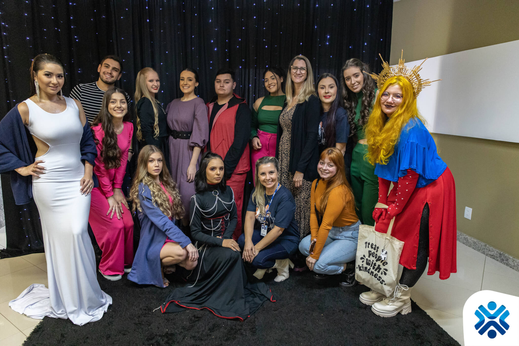 Looks criados pelos acadêmicos de Design de Moda da UNIFEBE são apresentados na passarela do 9º Desfile das Costureiras e Costureiros