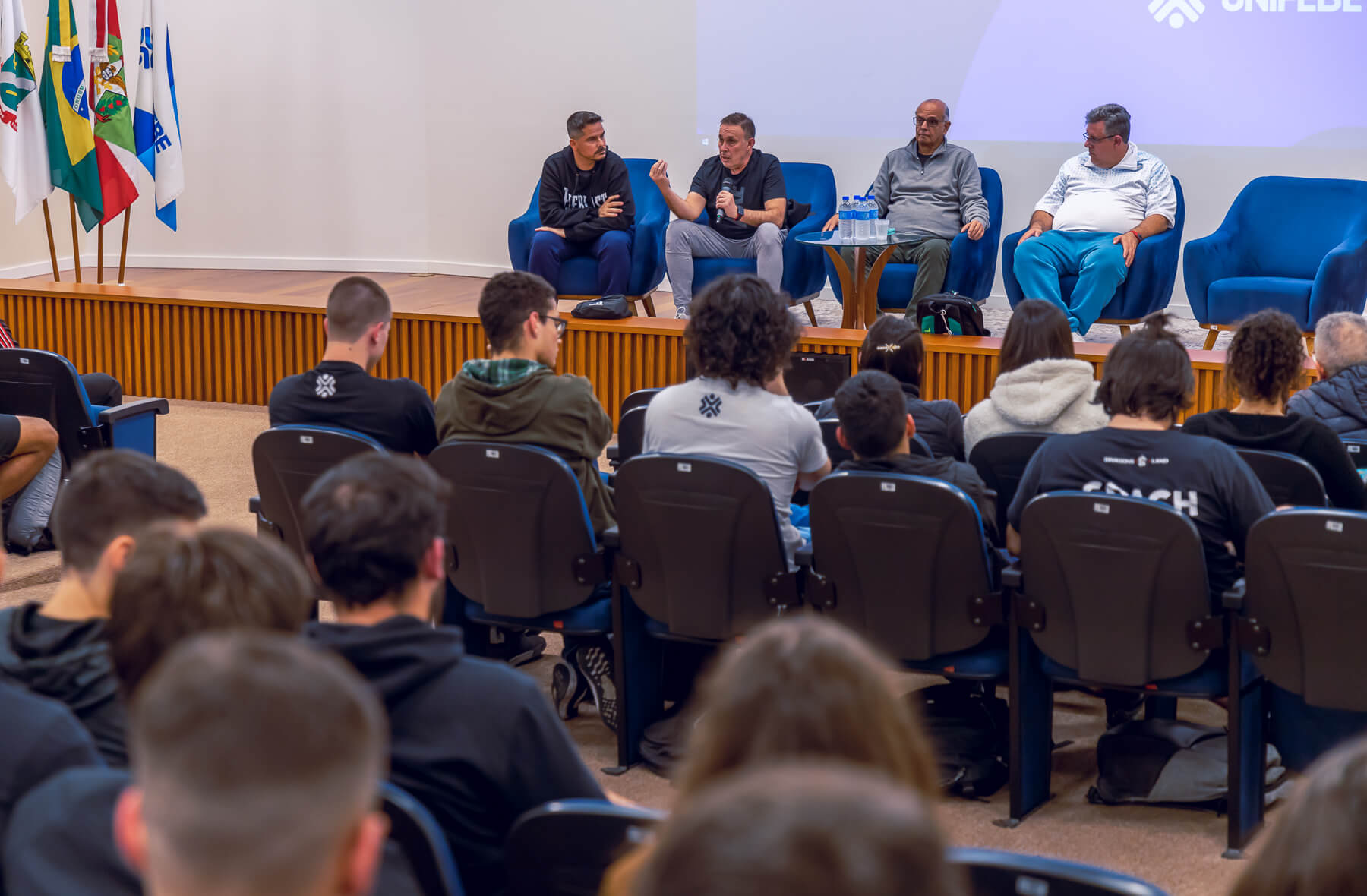 Treinadores de atuação internacional realizam palestra na UNIFEBE