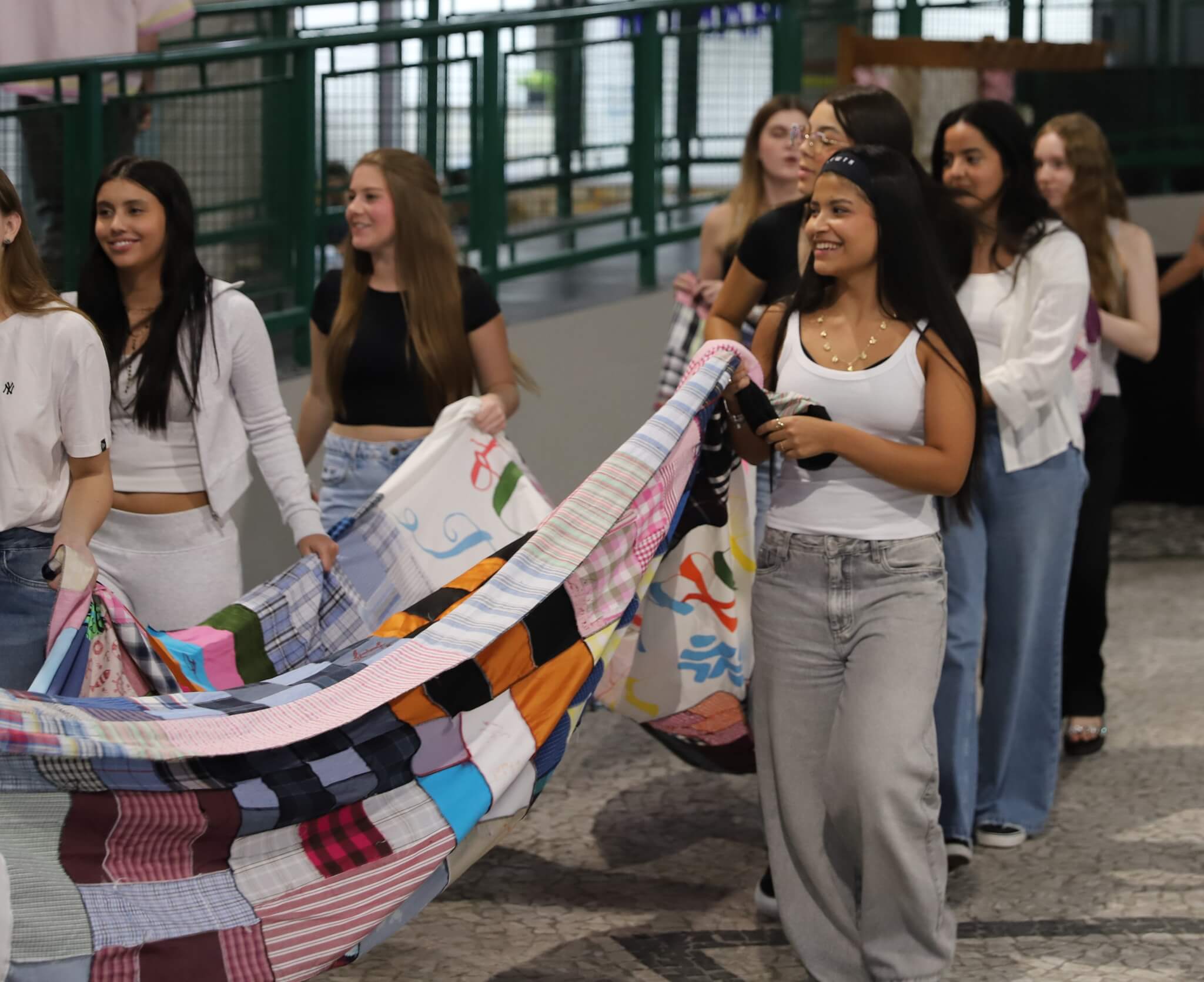 Hasteamento da bandeira de retalhos marca participação da instituição no movimento Fashion Revolution