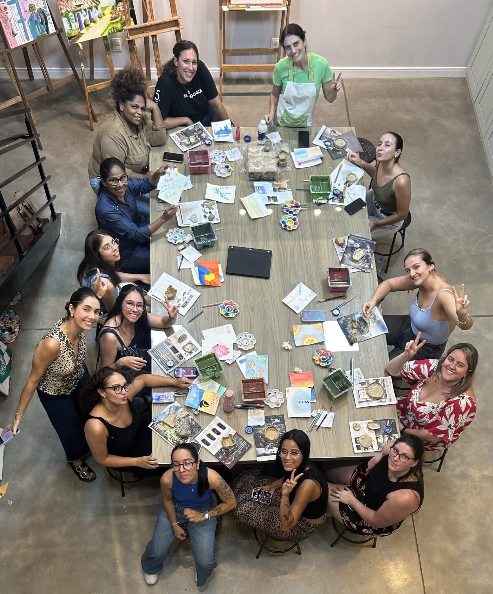 Acadêmicas de Pedagogia participam de oficina de artes em visita ao Ateliê Arte Godê
