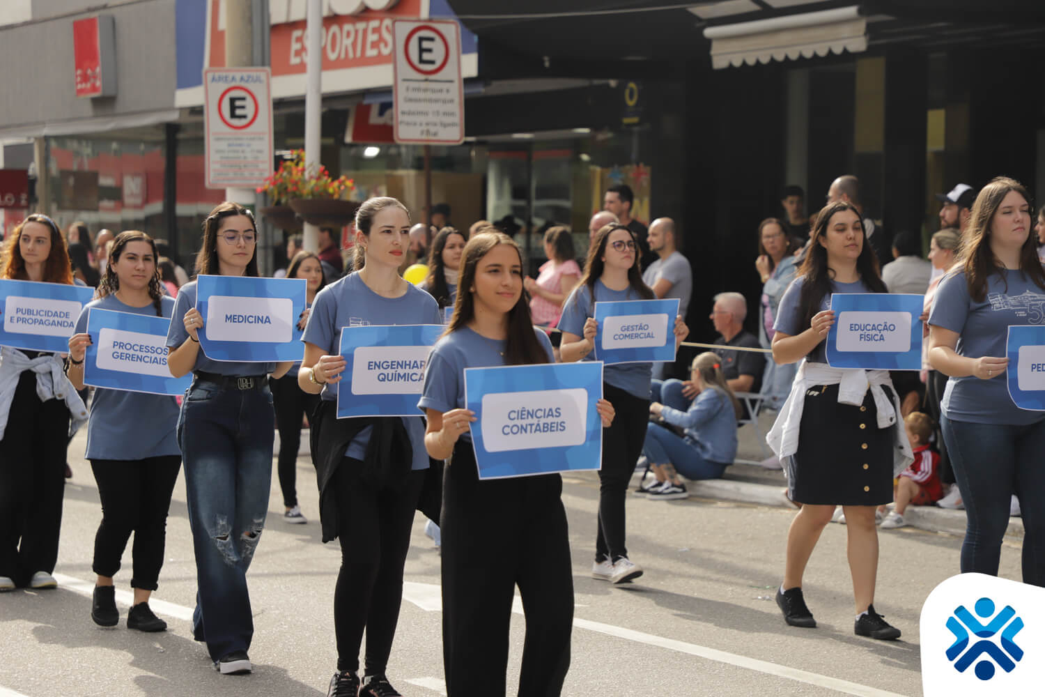 Desfile em comemoração aos 163 anos de Brusque