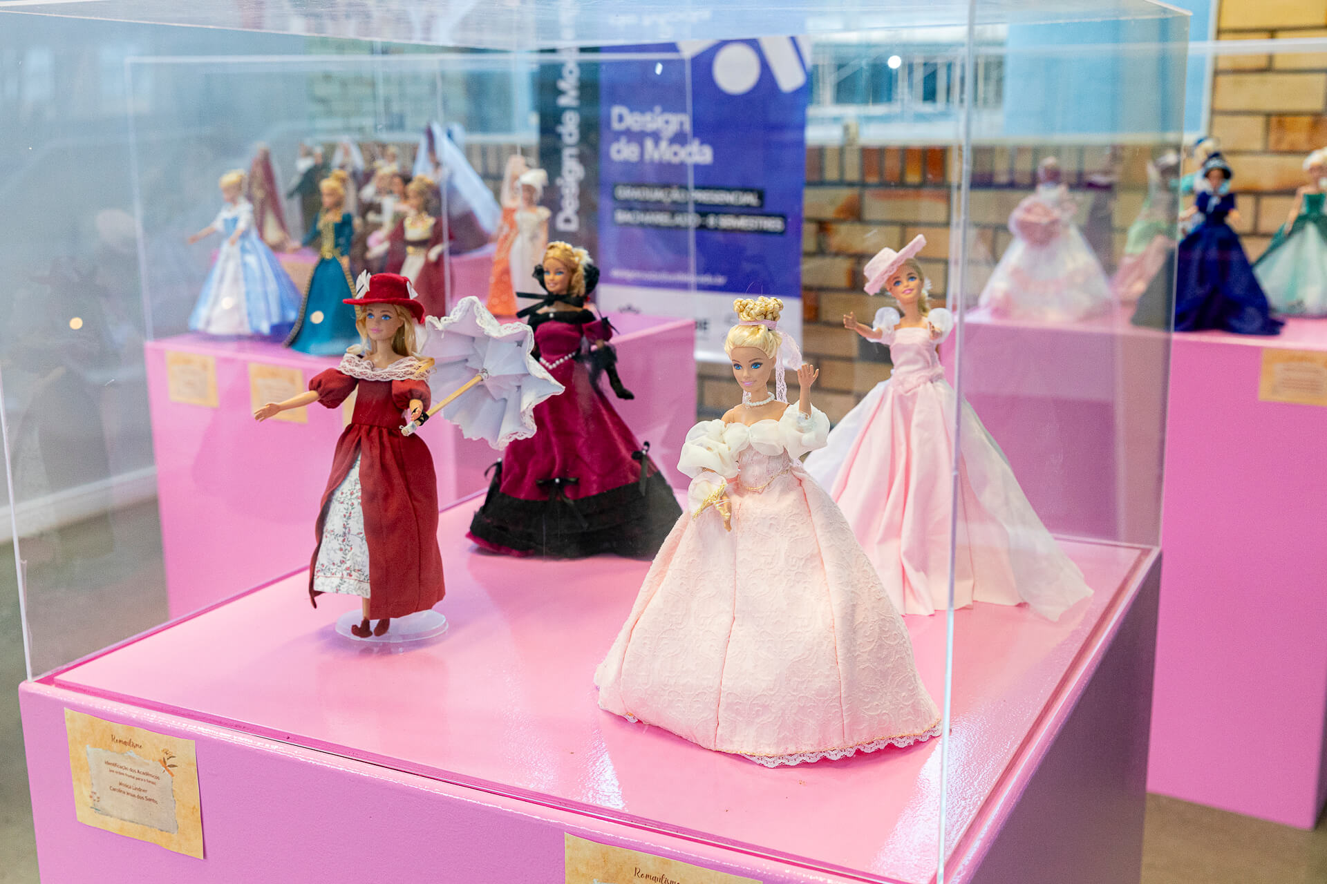 Exposição de Barbies resgata a história da indumentária e da moda
