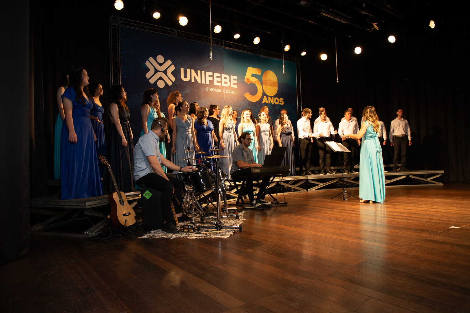 Espetáculo do Coro e do Grupo de Teatro da UNIFEBE celebra os 50 anos da instituição
