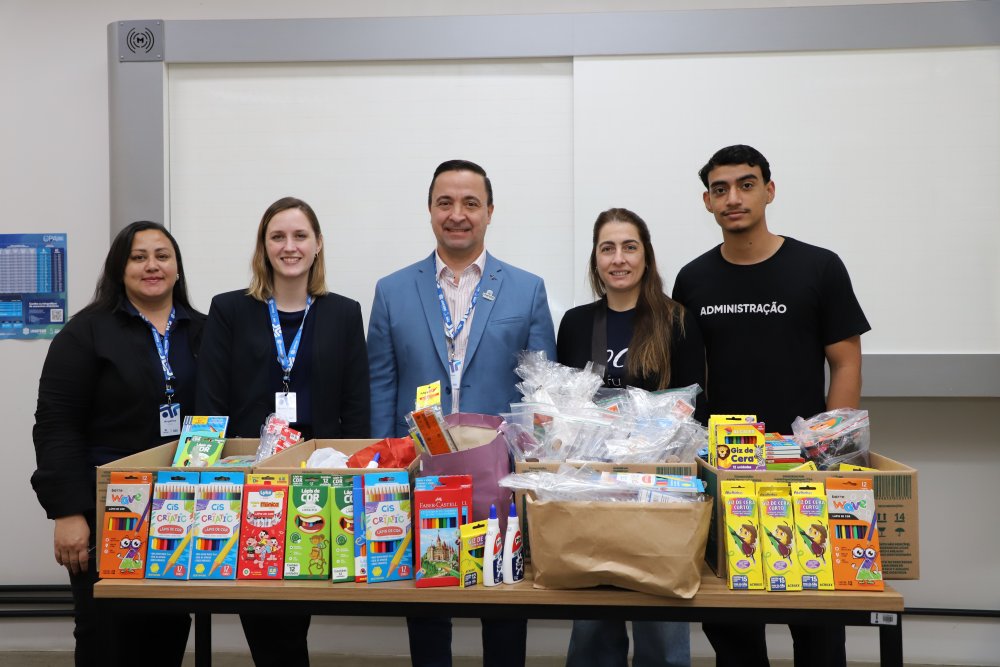 Campanha da UNIFEBE entrega kits de material escolar a projeto social de Brusque