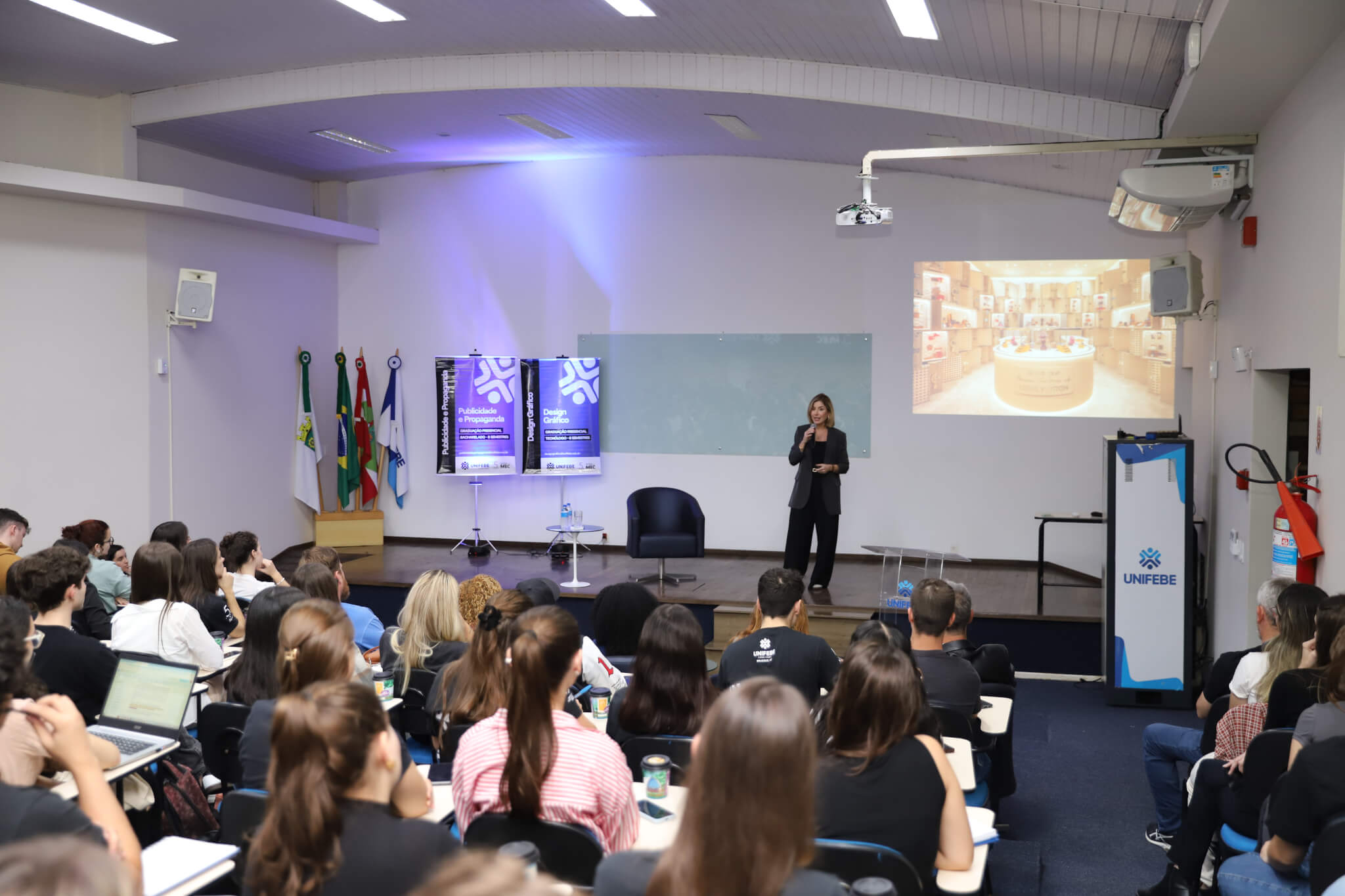 Curso de Publicidade e Propaganda da UNIFEBE promove palestra com Camila Renaux