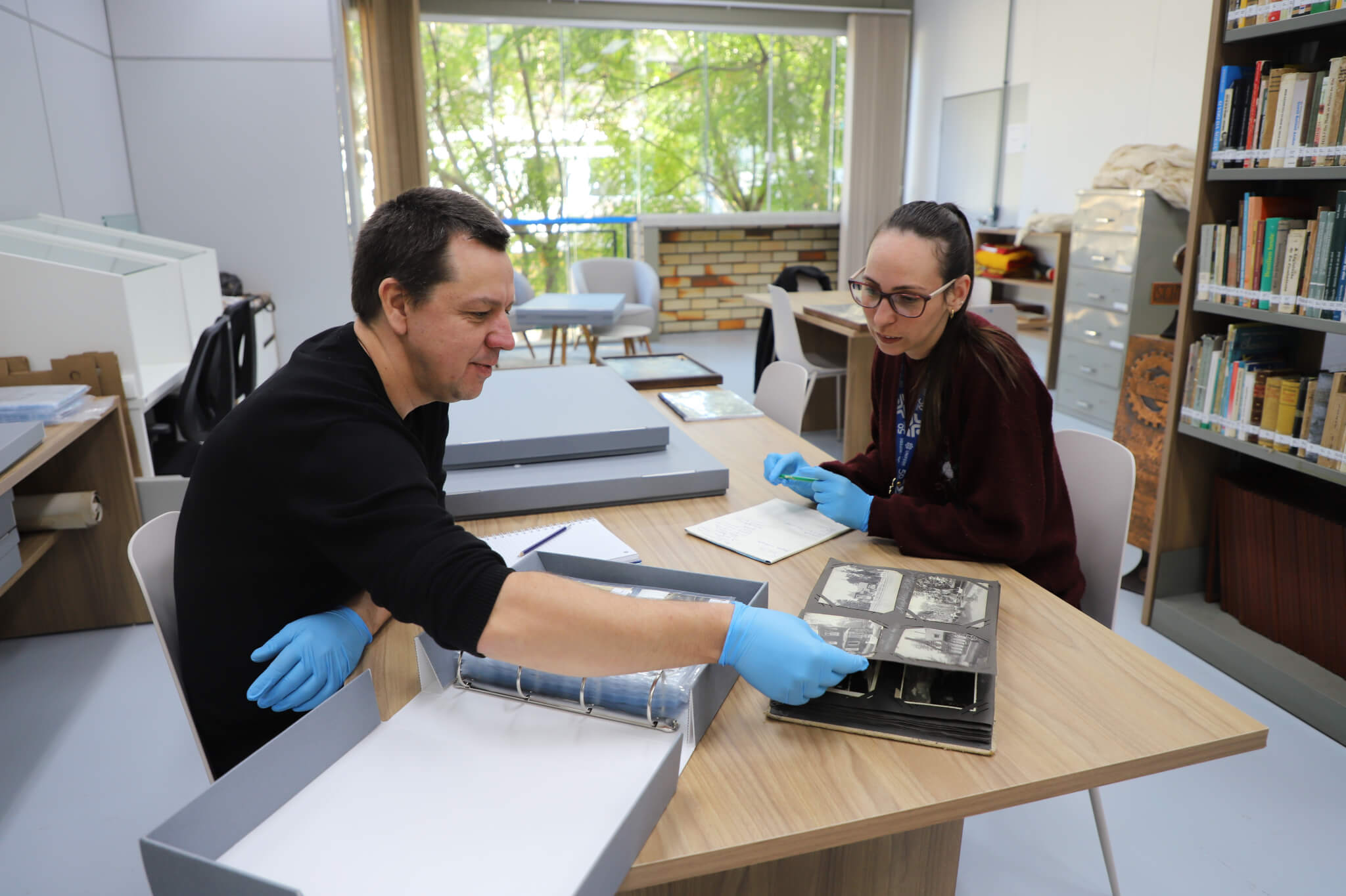 Profissionais responsáveis pelo Centro de Memória da UNIFEBE recebem treinamento sobre conservação e preservação de documentos