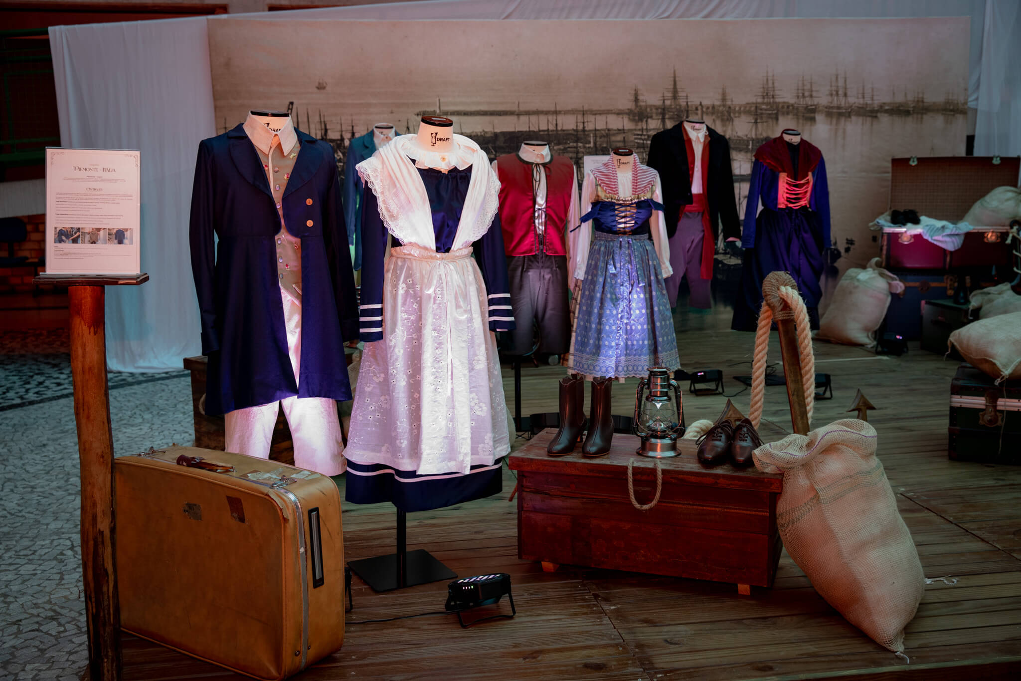 Exposição “Pelos fios da história” apresenta reprodução de vestes dos primeiros imigrantes italianos