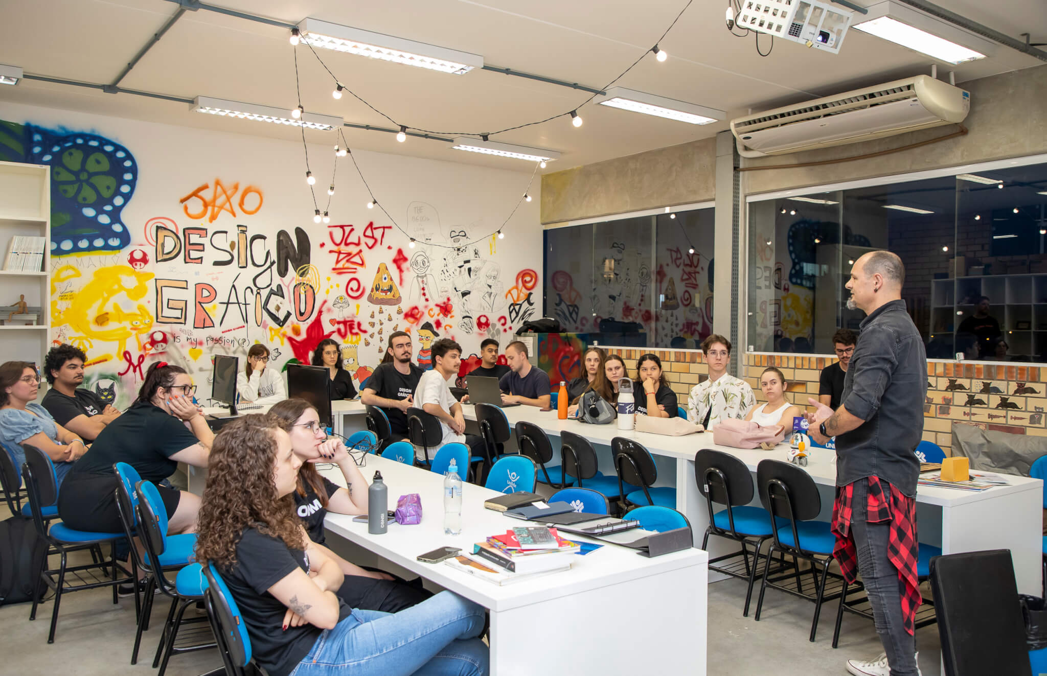 Designer, professor e empreendedor conversa com estudantes de Design Gráfico no projeto Café com Mercado