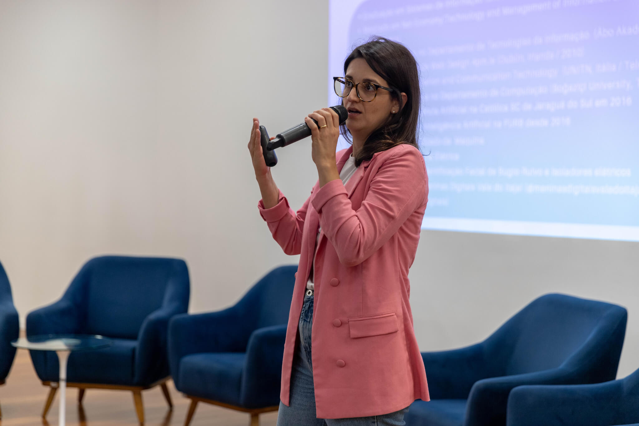 Egressa de Sistemas de Informação compartilha experiências com acadêmicos, na UNIFEBE
