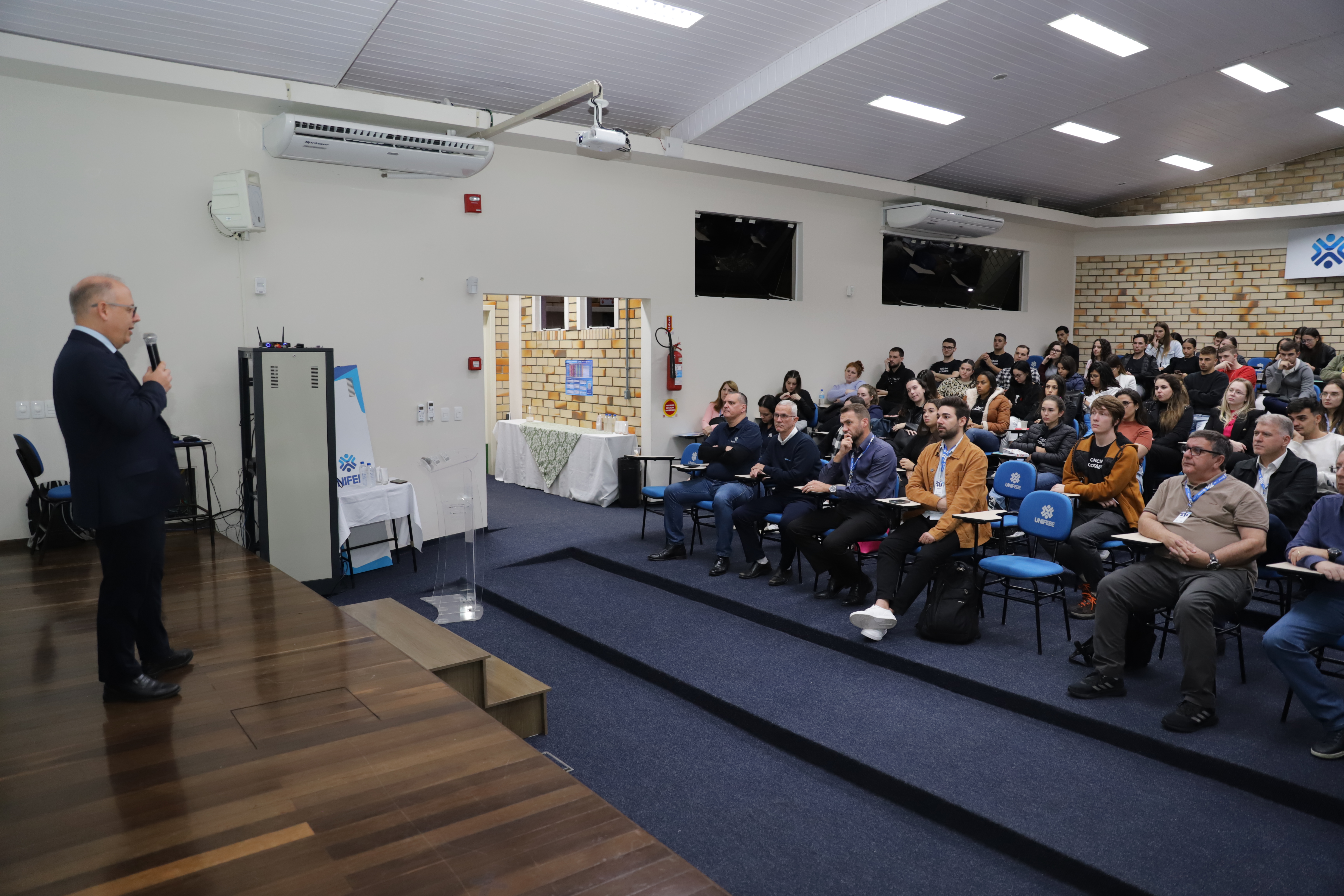 Curso de Ciências Contábeis promove palestra com representantes da Receita Federal