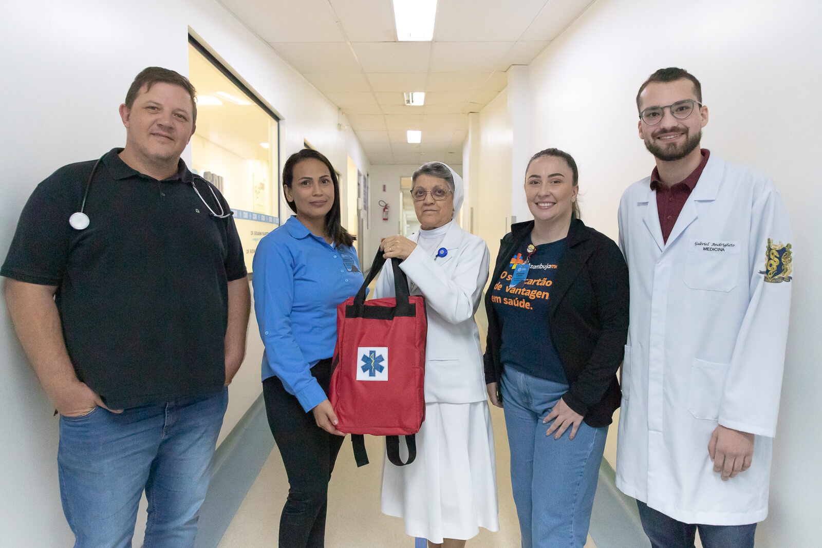 Hospital Azambuja cria protocolo de transporte interno de pacientes graves com acadêmico de Medicina da UNIFEBE