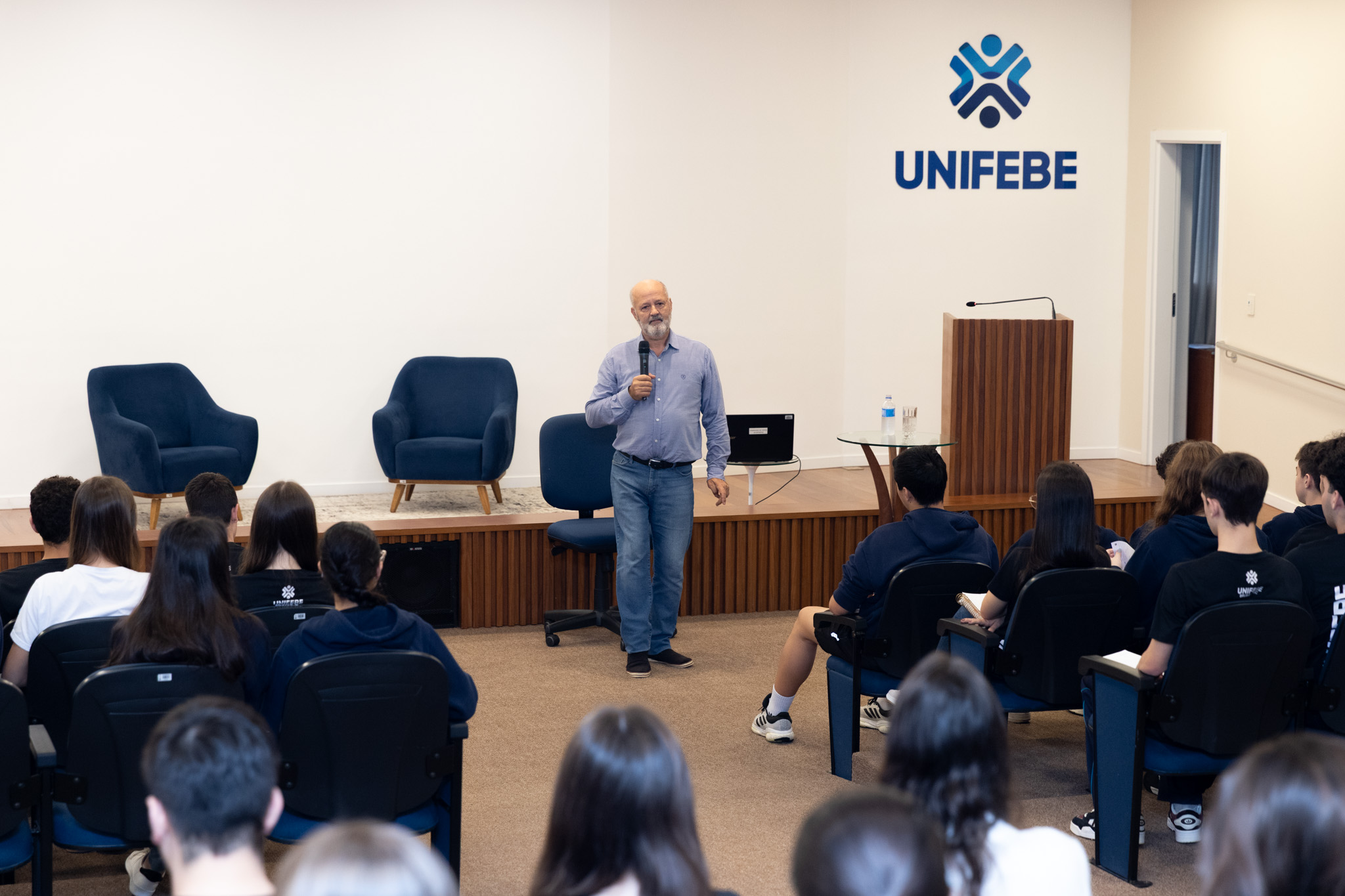 Gerente de Ações Educativas do IBIC participa de formação no Colégio UNIFEBE