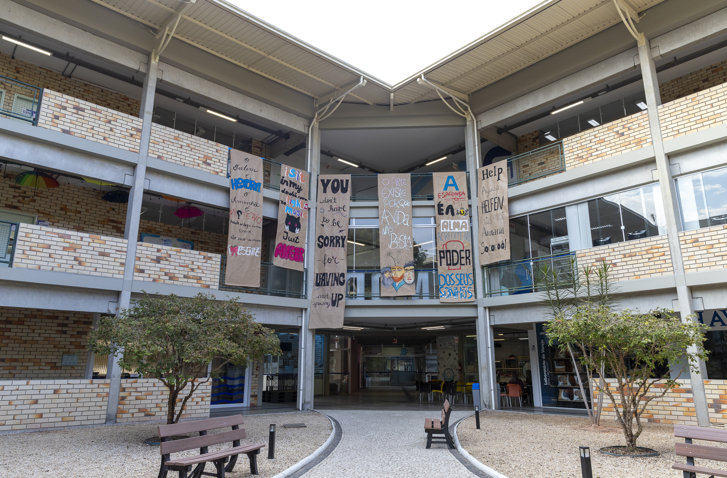 Exposição no Bloco C apresenta criações dos acadêmicos de Design Gráfico