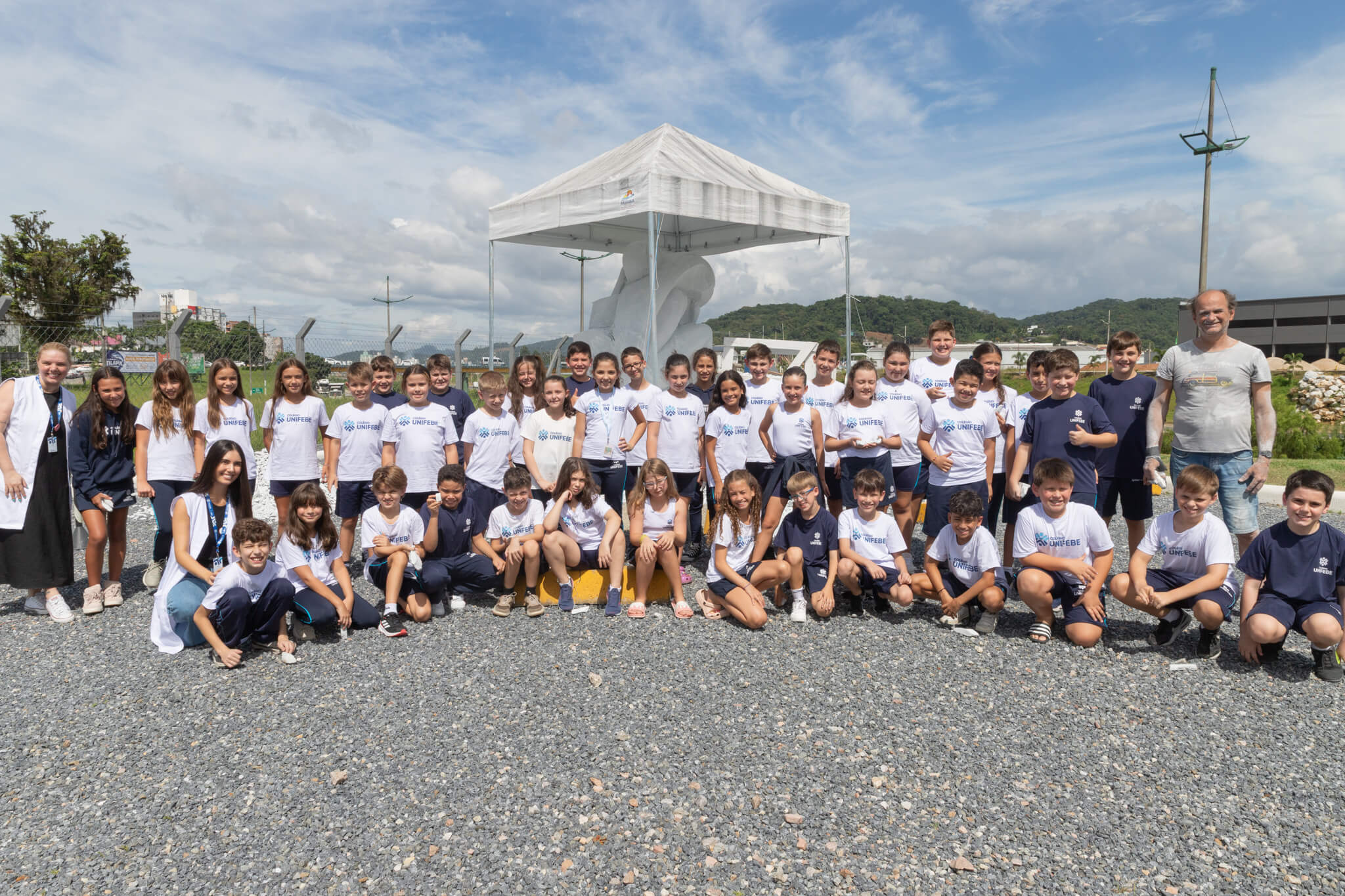 Turmas do Colégio UNIFEBE conhecem o escultor Karl Guenther Theichmann