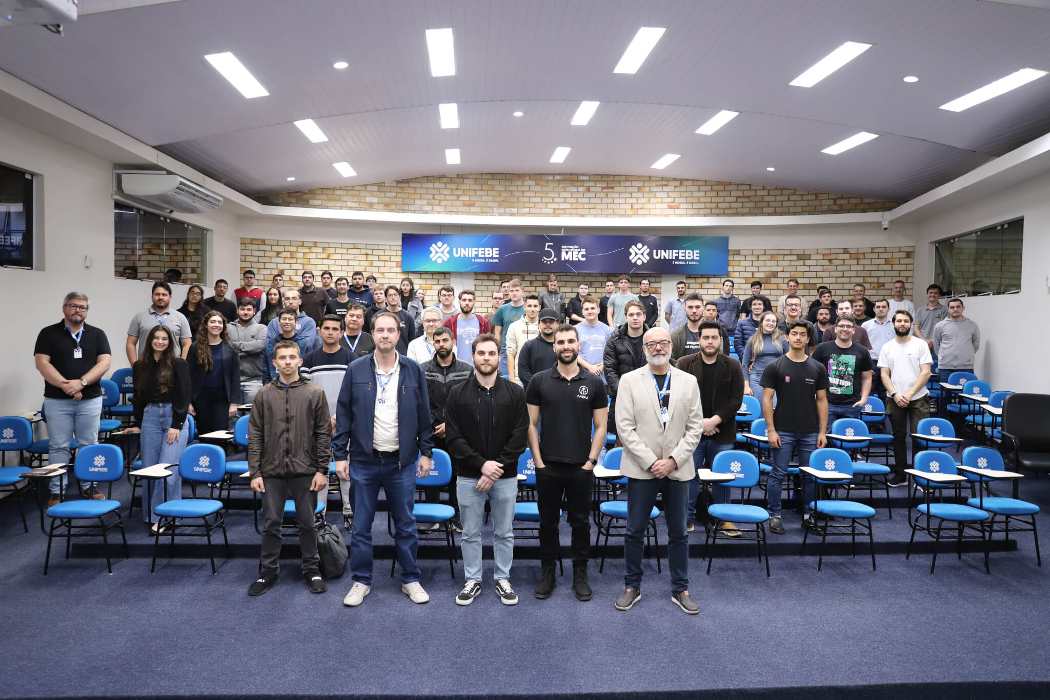 Semana Acadêmica dos cursos de Engenharia Mecânica e de Produção debate tendências no setor de veículos elétricos