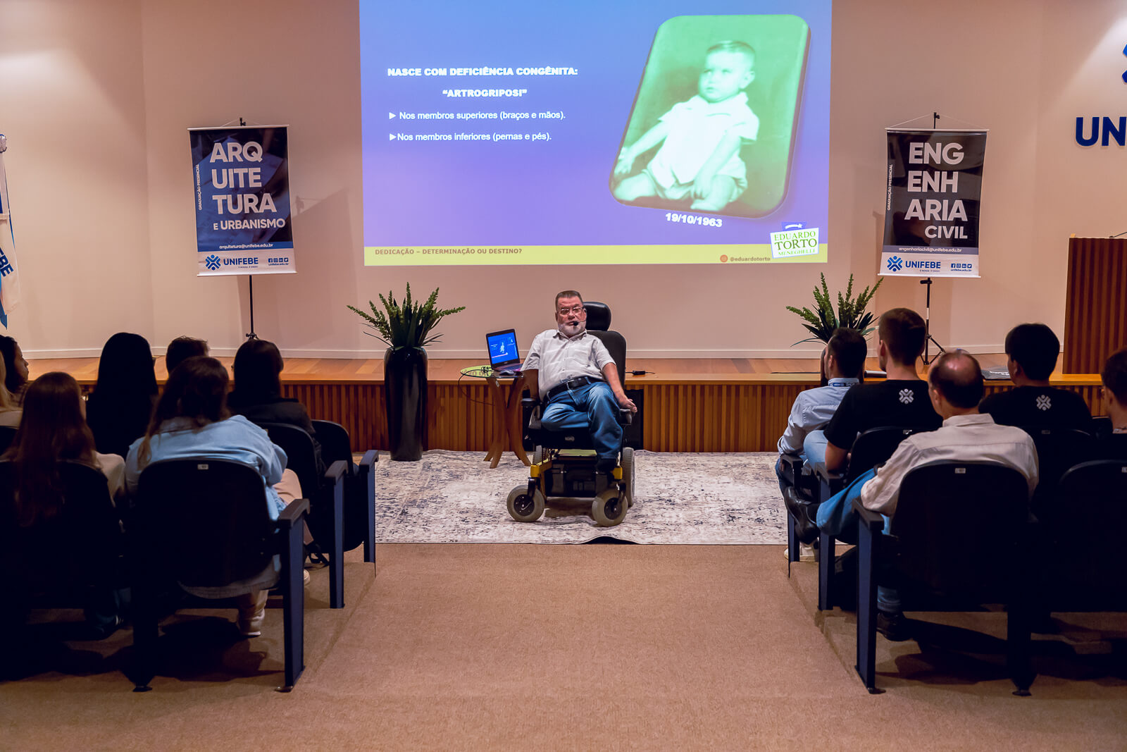 Professor Eduardo Torto Meneghelli conversa com estudantes da UNIFEBE sobre motivação e superação