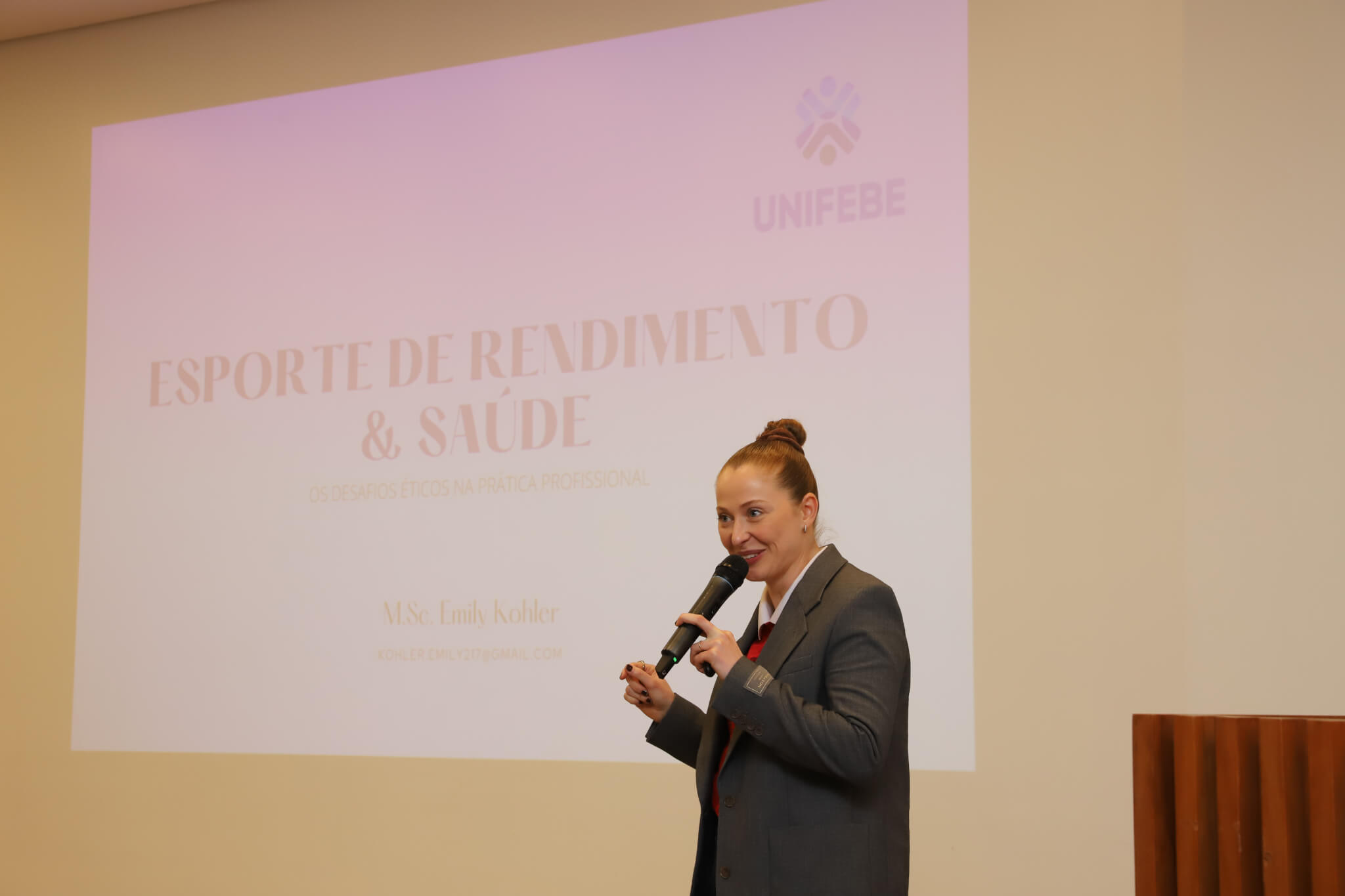 Egressa e atleta de alto rendimento conversa com estudantes sobre os desafios éticos na prática do profissional de educação física