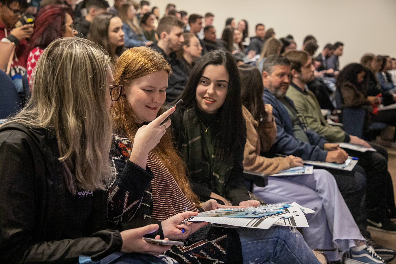 Novos estudantes da UNIFEBE são recepcionados em evento de boas-vindas no auditório do Bloco da Saúde