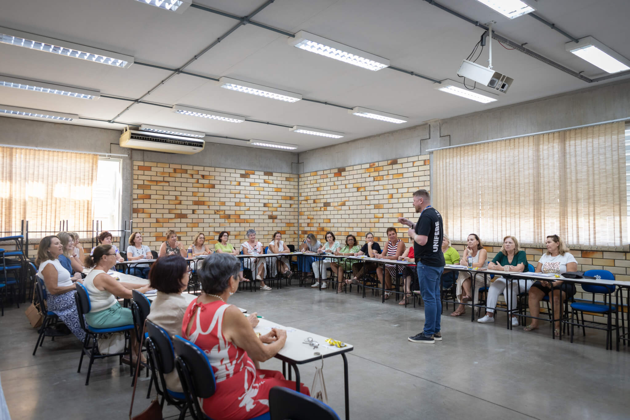 Encontros do projeto Vida Ativa retornam com aulas de inglês para mulheres com mais de 60 anos
