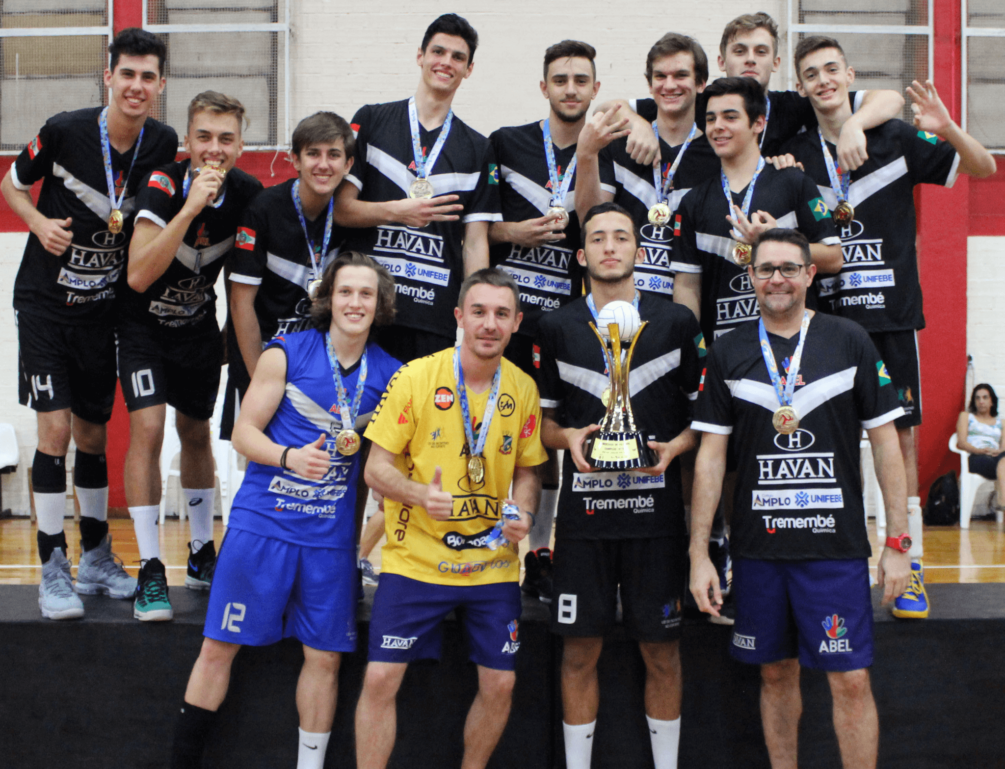 Alunos do Colégio Amplo/UNIFEBE são campeões do Festival Mercosul de Voleibol