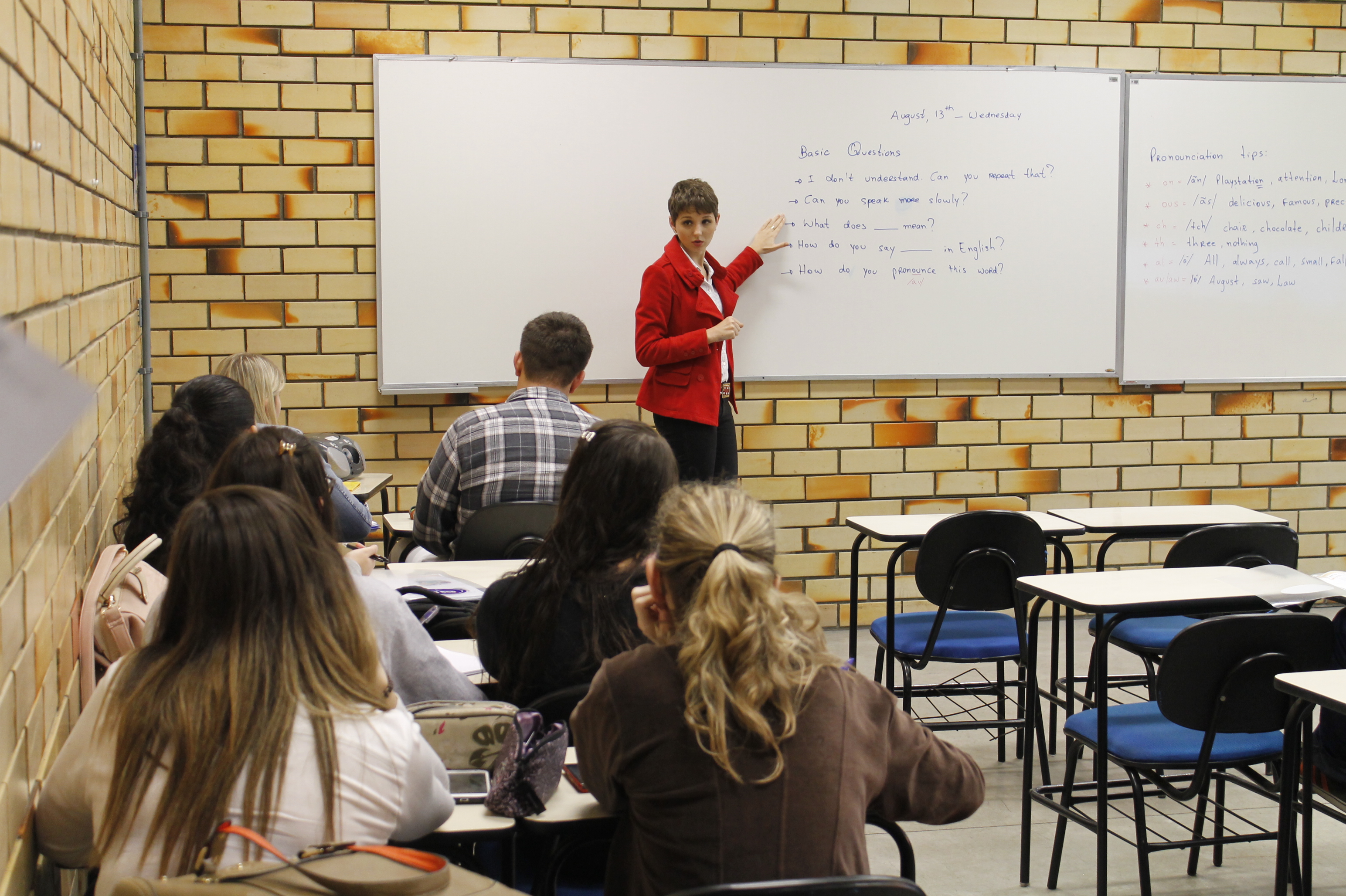 Acadêmicos e funcionários iniciam curso de inglês básico na UNIFEBE